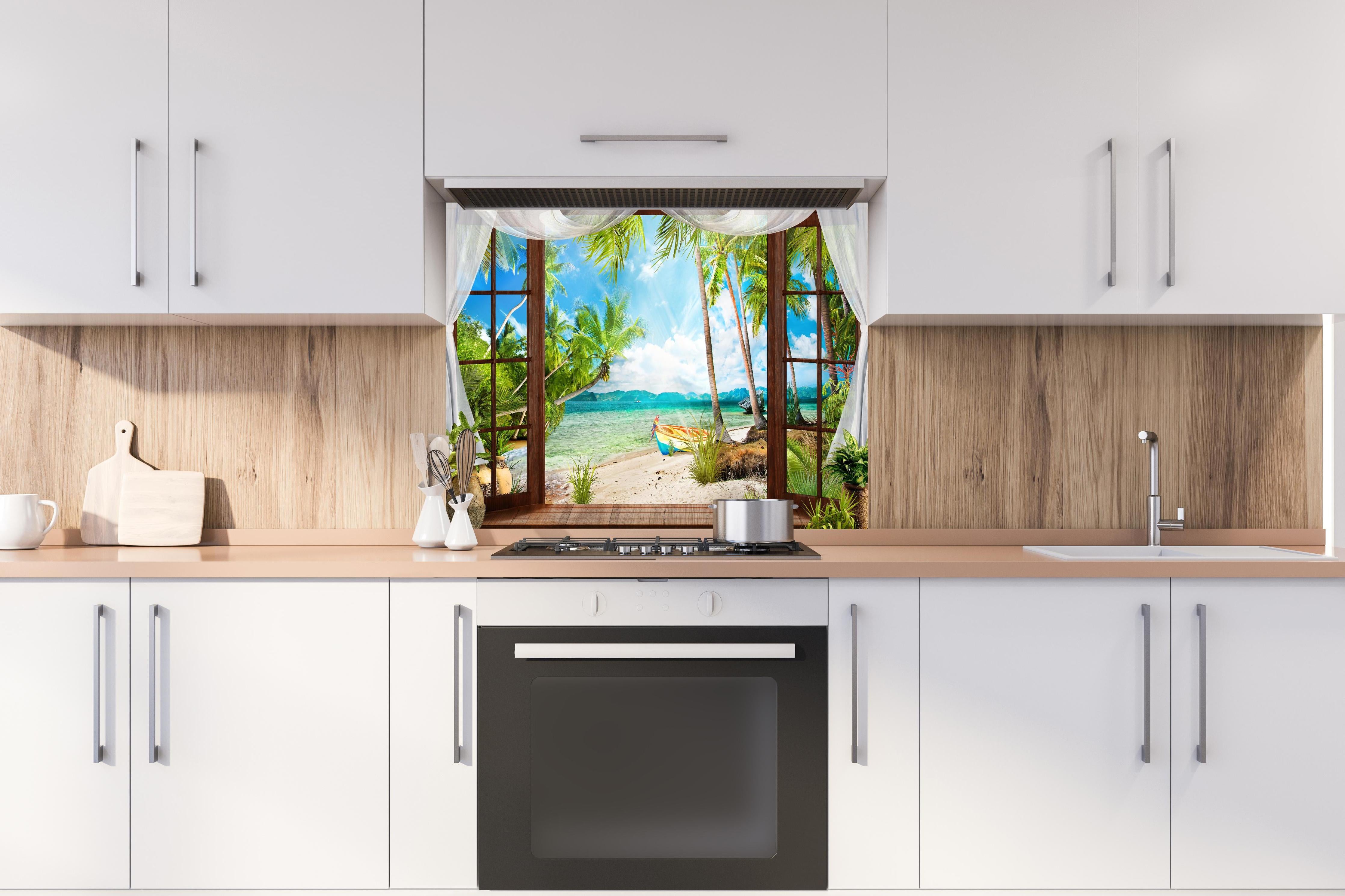 Spritzschutz - Bungalow mit Blick aufs Meer hinter einem Cerankochfeld zwischen Holz-Kochutensilien
