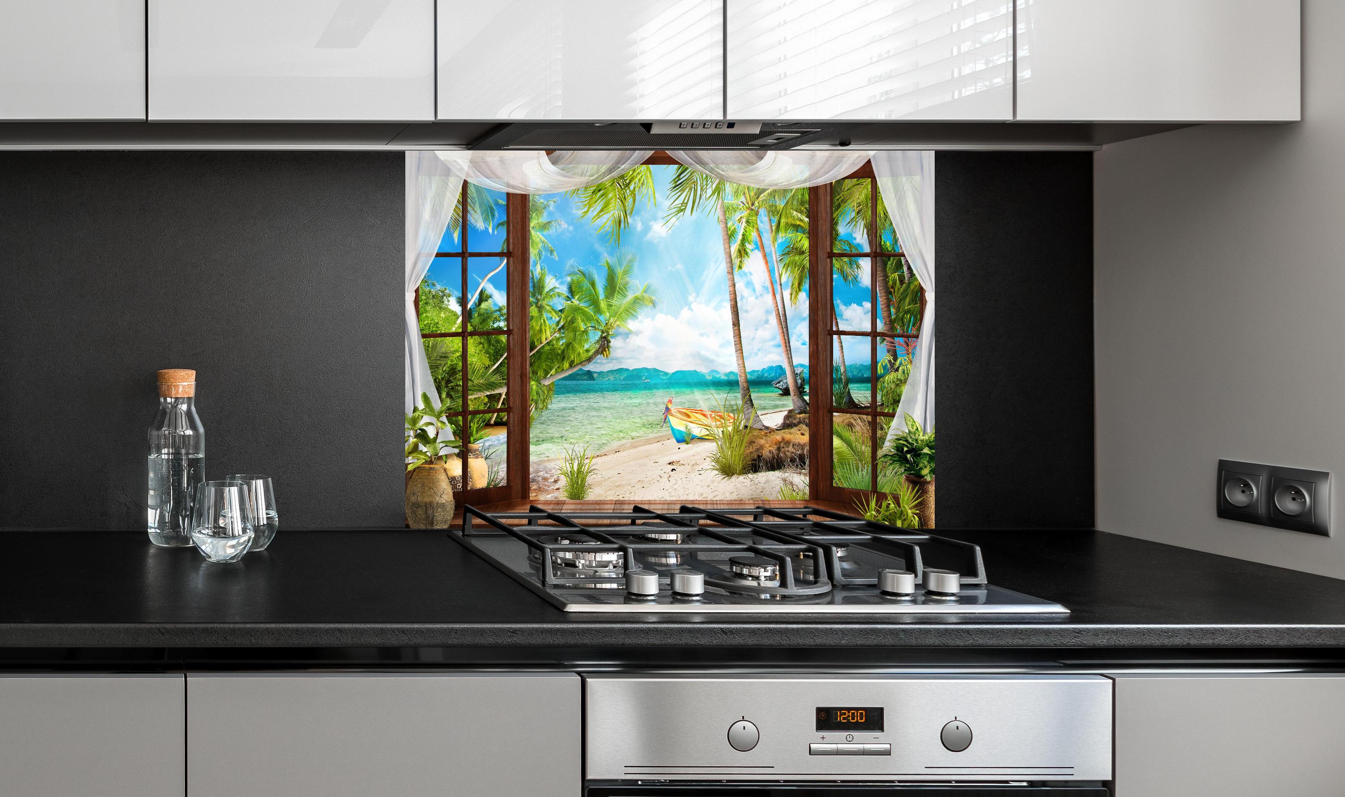 Spritzschutz - Bungalow mit Blick aufs Meer hinter einem Cerankochfeld zwischen Holz-Kochutensilien
