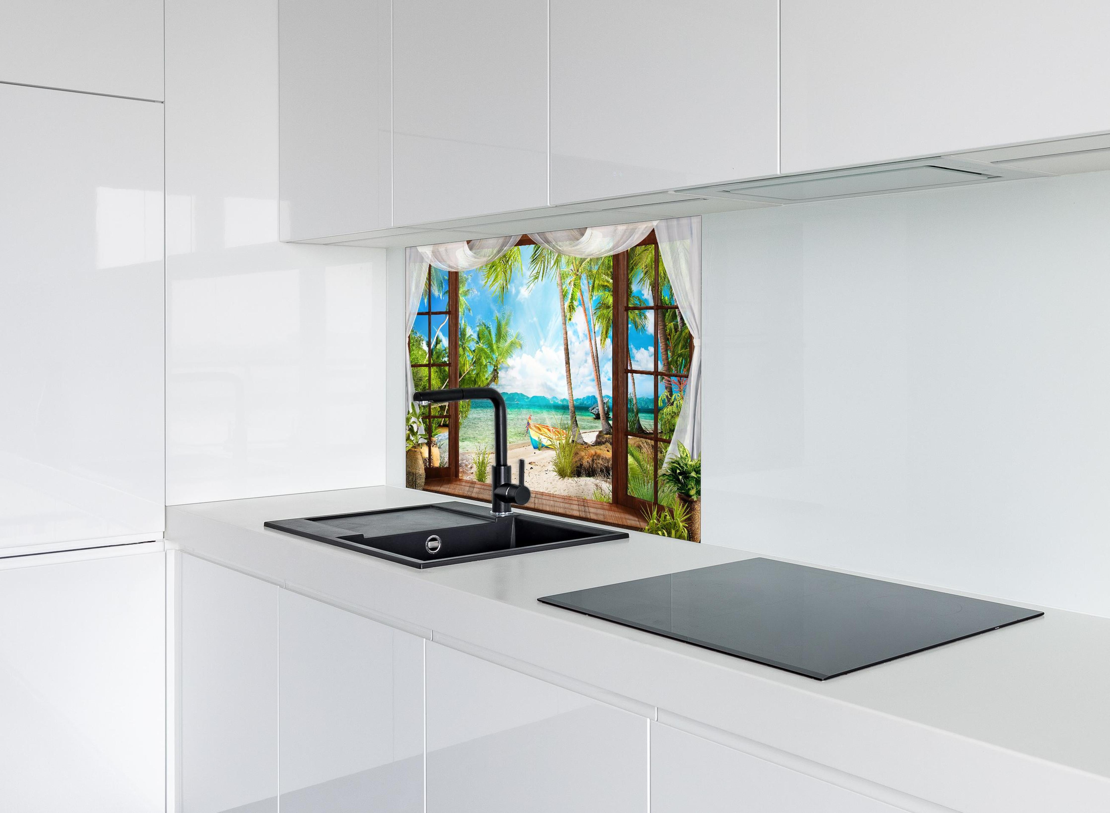 Spritzschutz - Bungalow mit Blick aufs Meer hinter einem Cerankochfeld zwischen Holz-Kochutensilien
