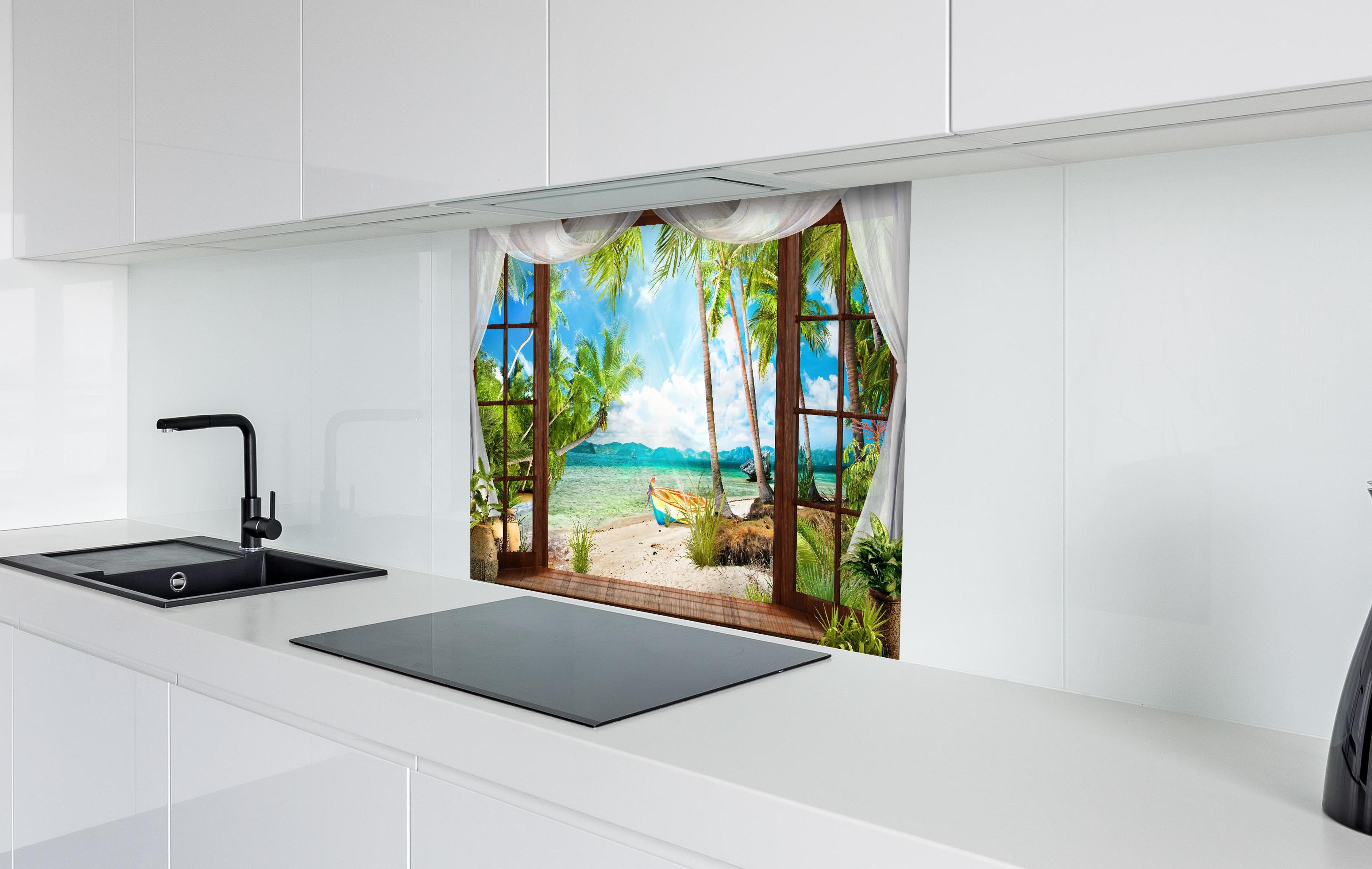 Spritzschutz - Bungalow mit Blick aufs Meer hinter einem Cerankochfeld zwischen Holz-Kochutensilien
