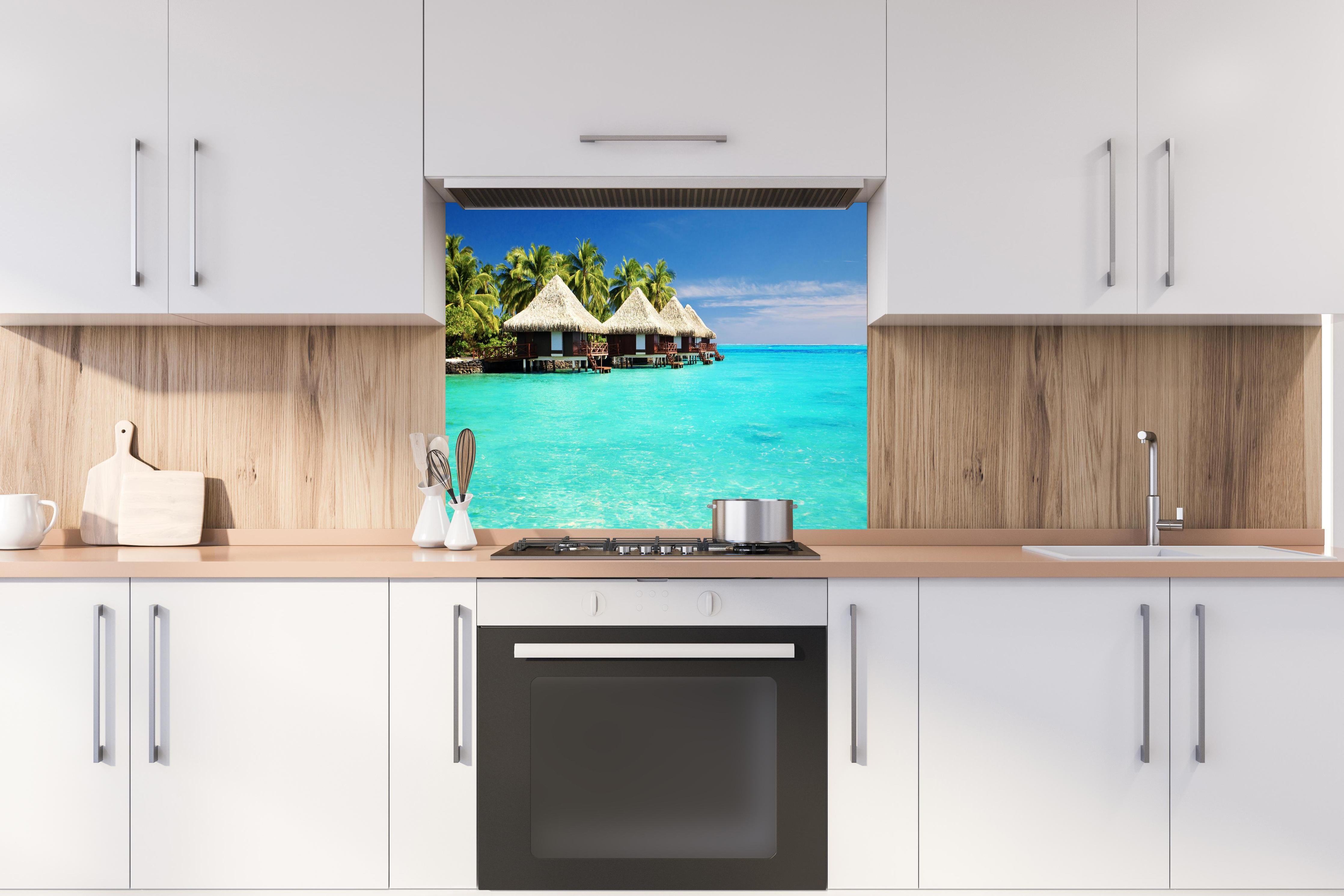 Spritzschutz - Bungalows Wasser Lagune Tropen Bild hinter einem Cerankochfeld zwischen Holz-Kochutensilien
