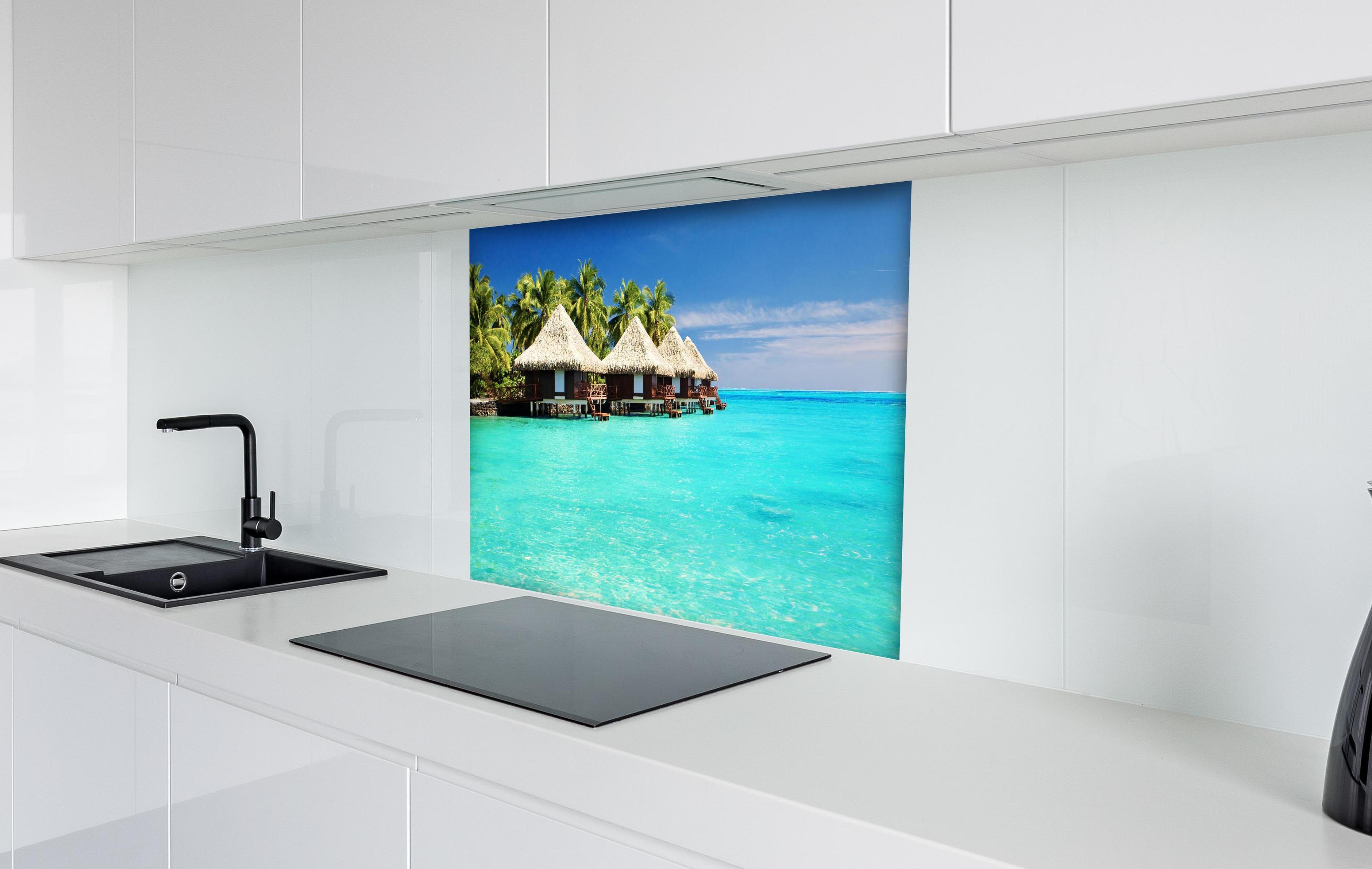 Spritzschutz - Bungalows Wasser Lagune Tropen Bild hinter einem Cerankochfeld zwischen Holz-Kochutensilien
