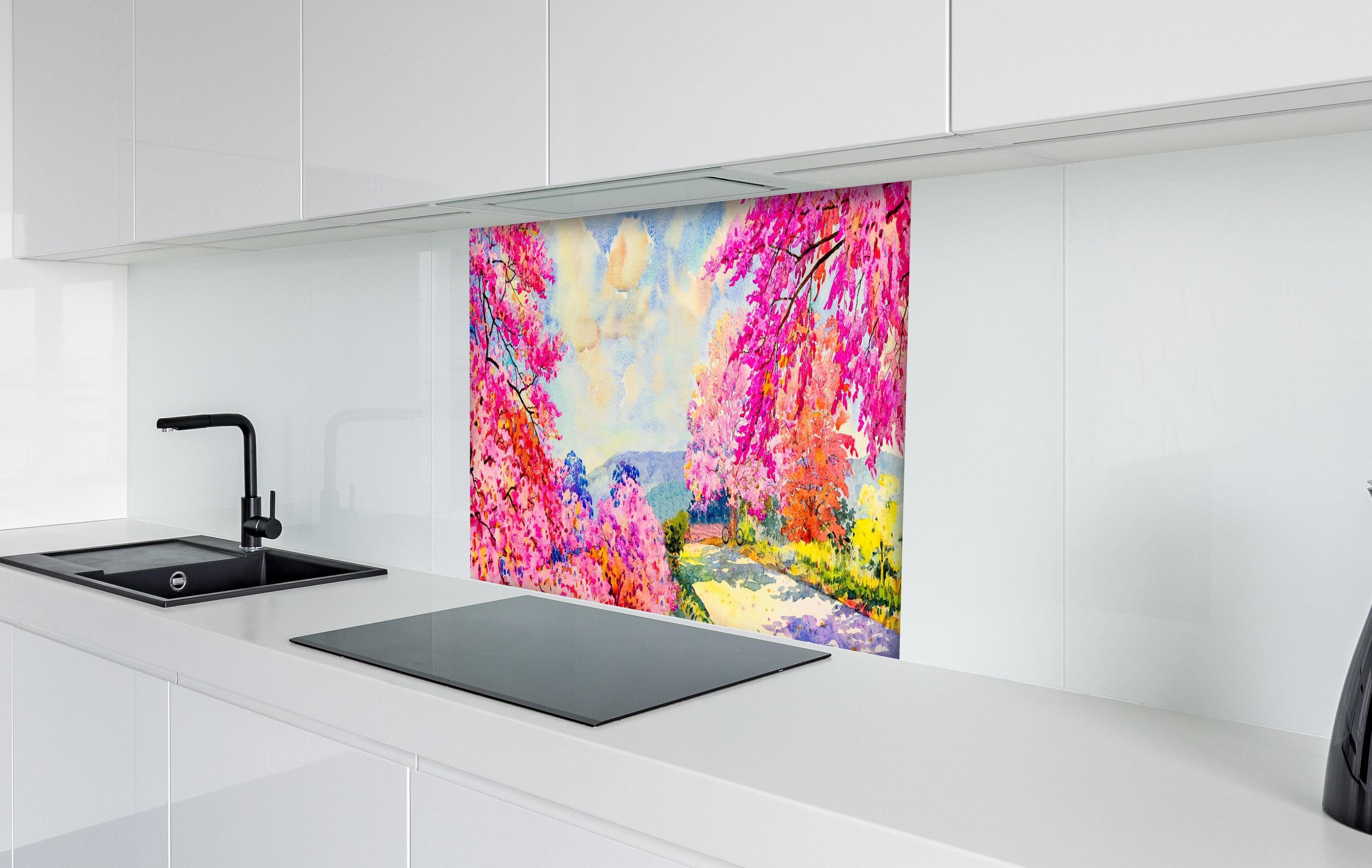 Spritzschutz - Bunte Aquarellmalerei Blumen und Himmel hinter einem Cerankochfeld zwischen Holz-Kochutensilien
