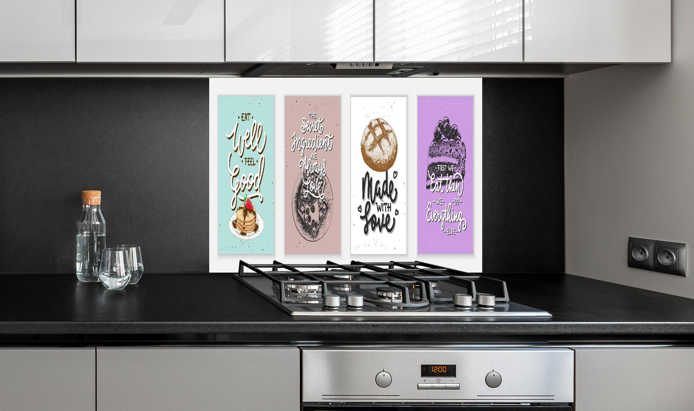 Spritzschutz - Bunte Backkunst Sprüche Poster Serie hinter einem Cerankochfeld zwischen Holz-Kochutensilien
