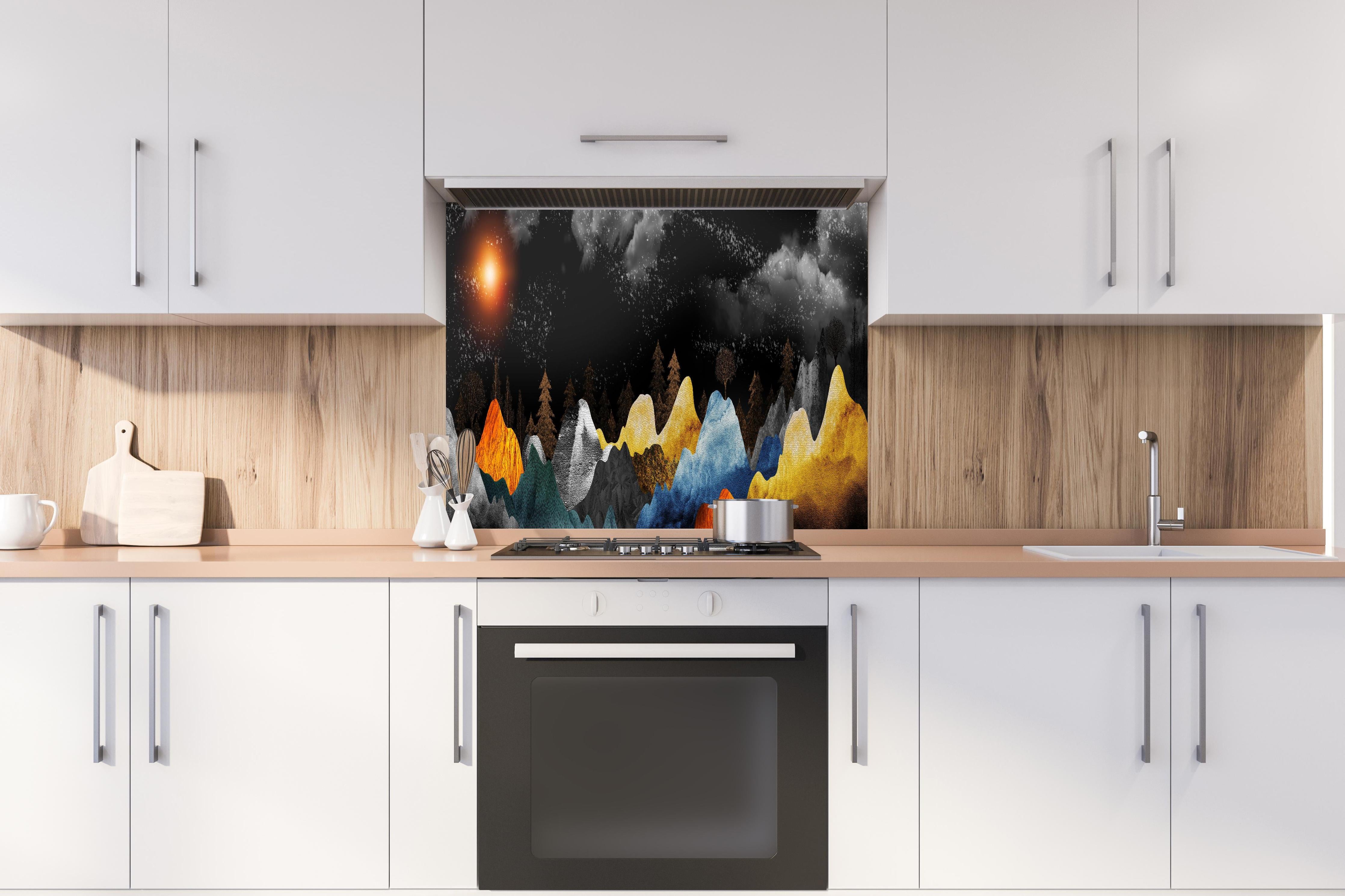 Spritzschutz - Bunte Berge Winterlandschaft Wanddekor hinter einem Cerankochfeld zwischen Holz-Kochutensilien
