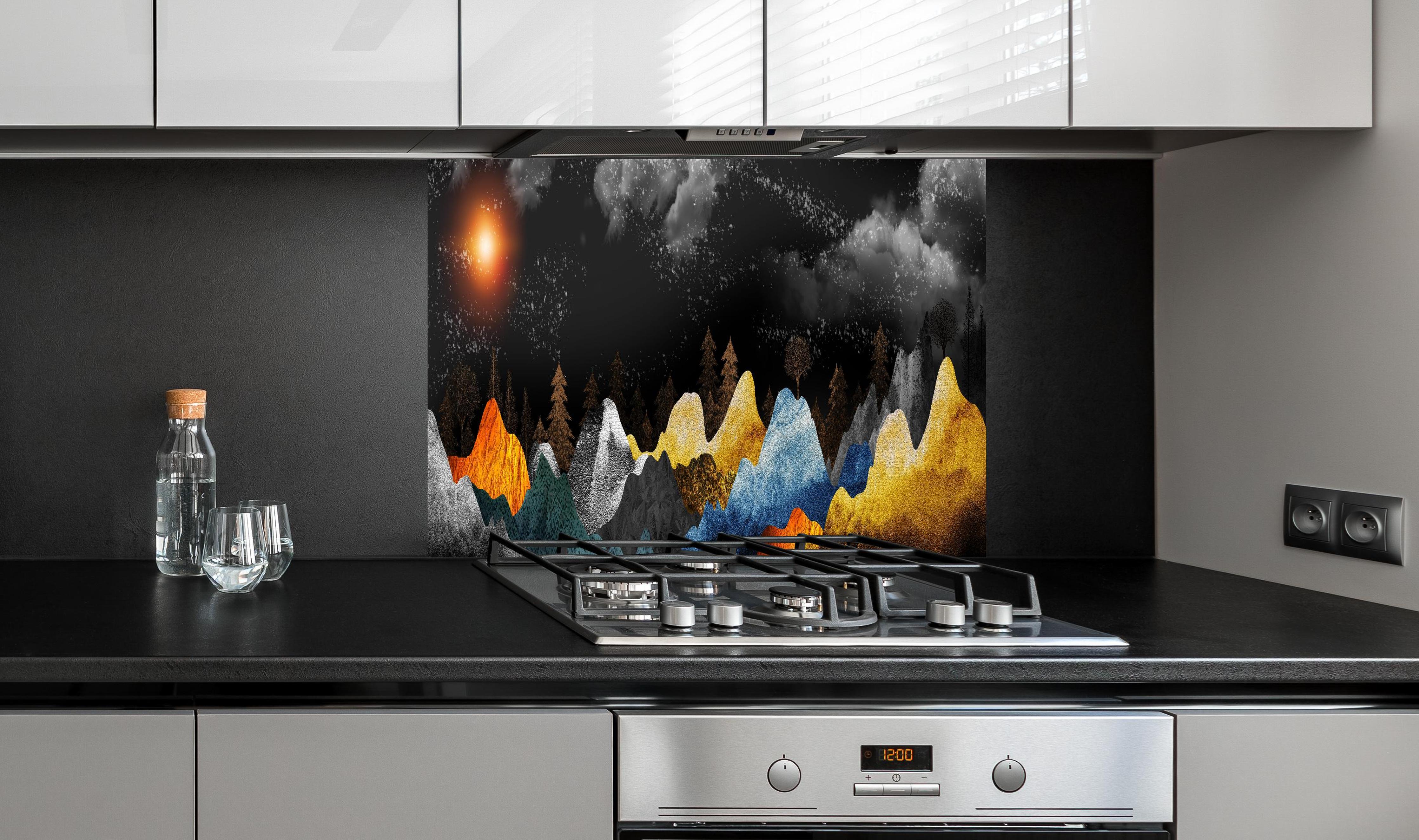 Spritzschutz - Bunte Berge Winterlandschaft Wanddekor hinter einem Cerankochfeld zwischen Holz-Kochutensilien
