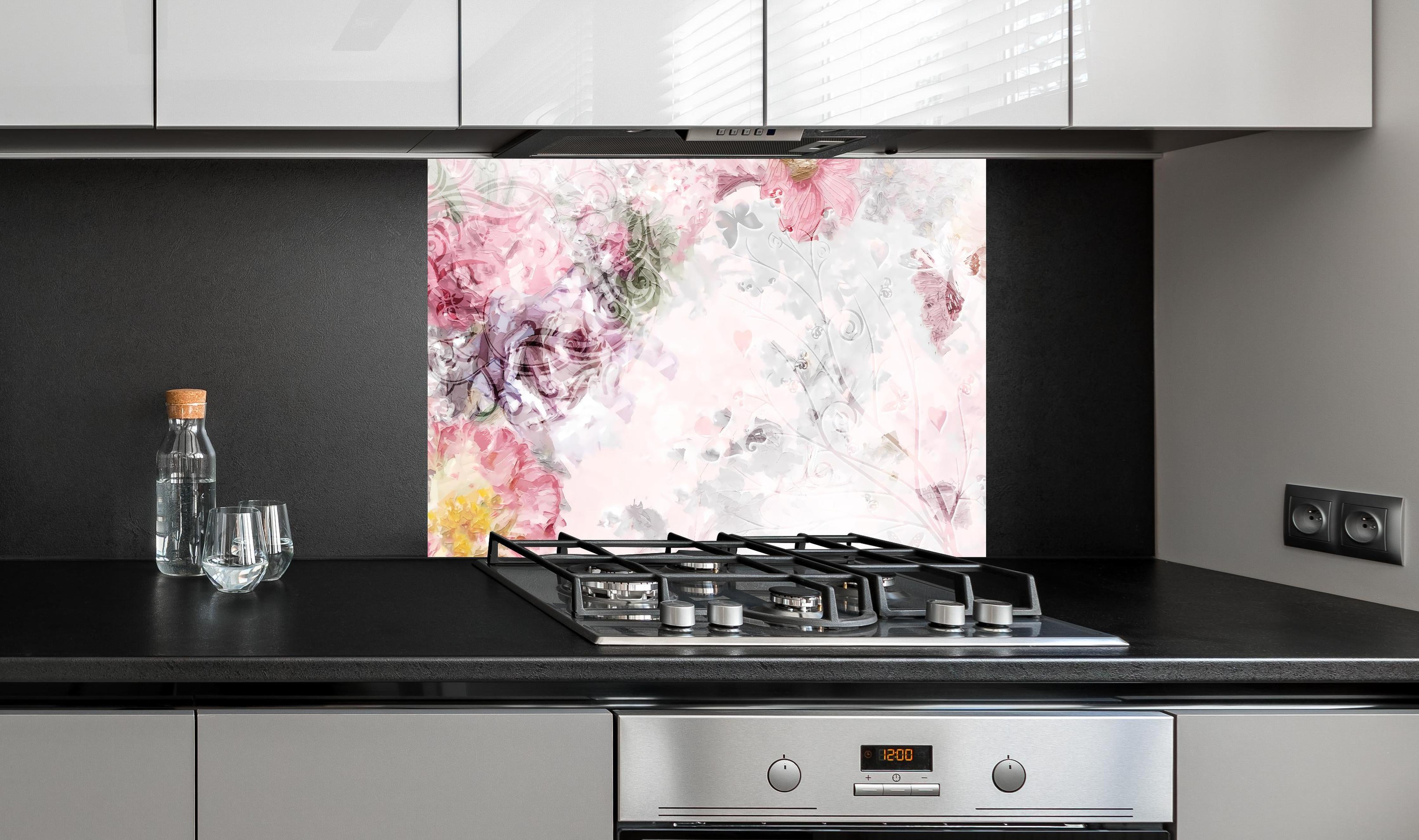 Spritzschutz - Bunte Blumen - Pastell Farben hinter einem Cerankochfeld zwischen Holz-Kochutensilien
