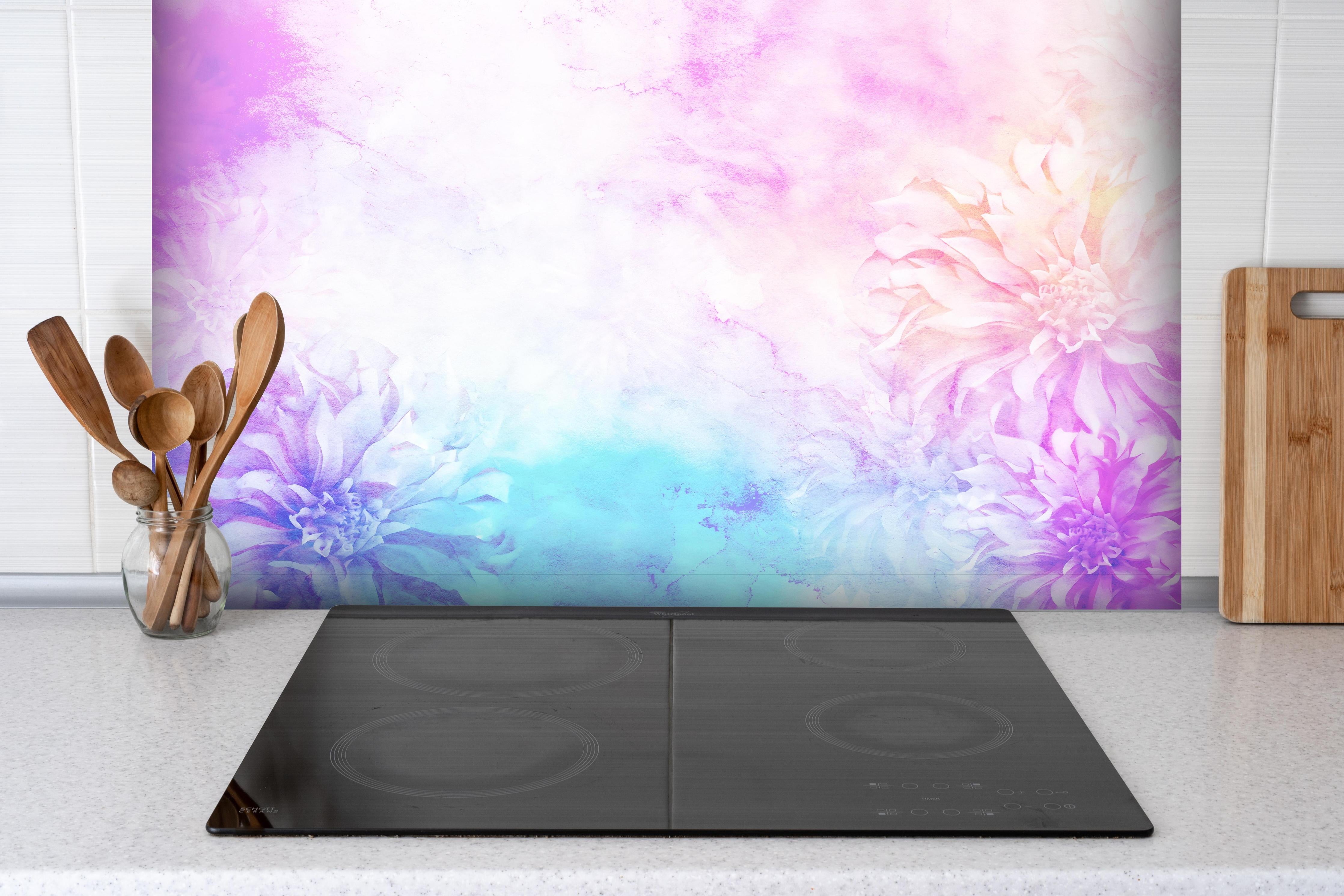 Spritzschutz - Bunte Blumen - Portrait hinter einem Cerankochfeld zwischen Holz-Kochutensilien
