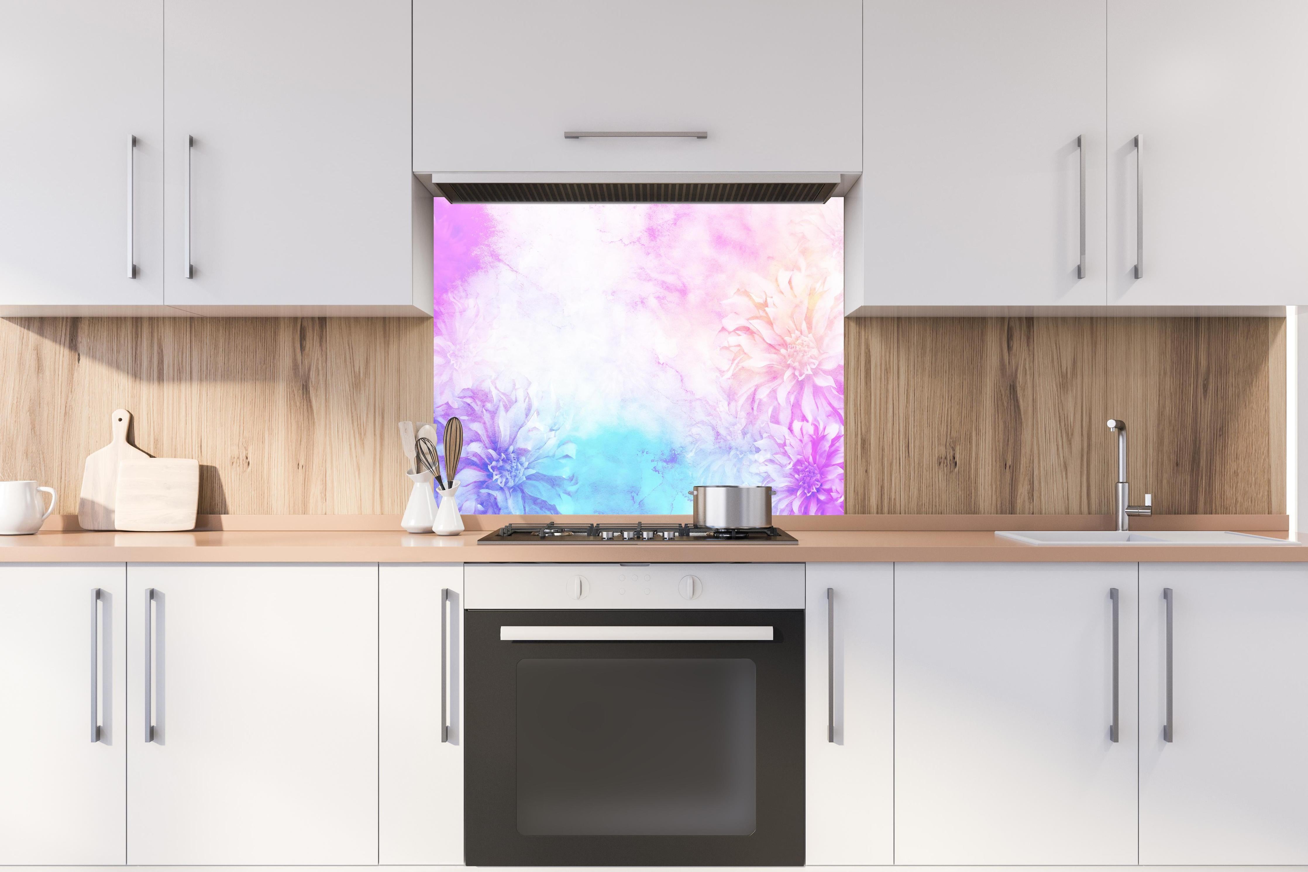 Spritzschutz - Bunte Blumen - Portrait hinter einem Cerankochfeld zwischen Holz-Kochutensilien
