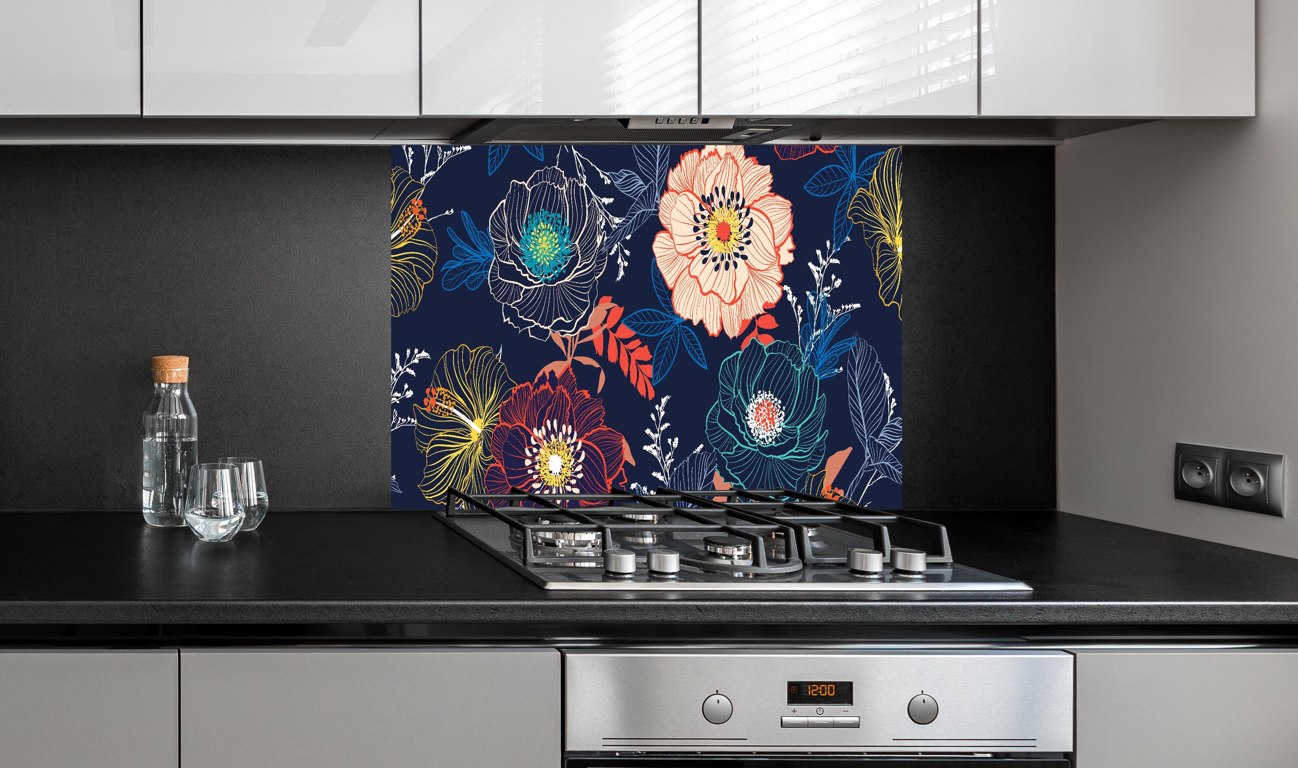 Spritzschutz - Bunte Blumenkunst hinter einem Cerankochfeld zwischen Holz-Kochutensilien
