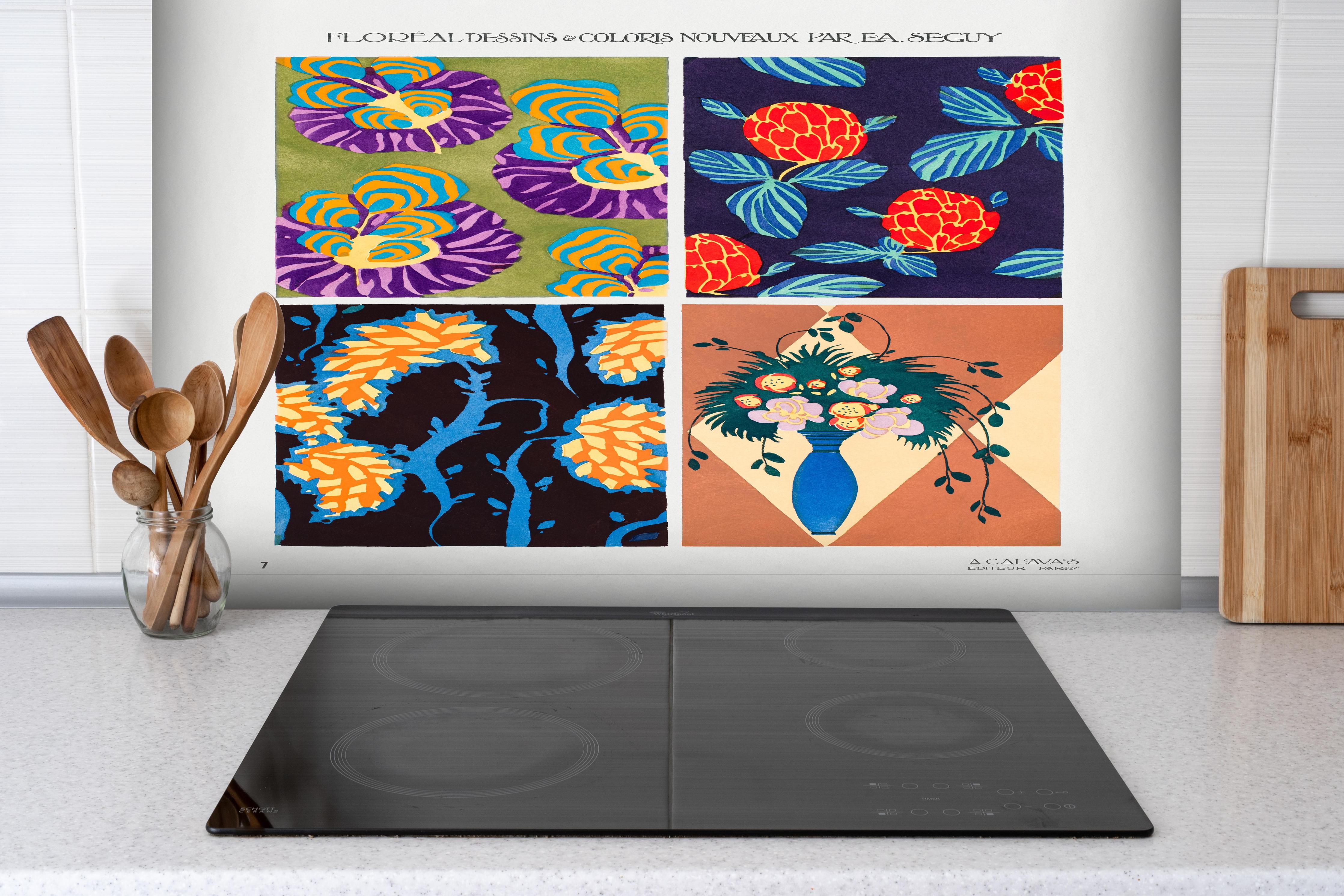 Spritzschutz - Bunte Blumenmuster hinter einem Cerankochfeld zwischen Holz-Kochutensilien
