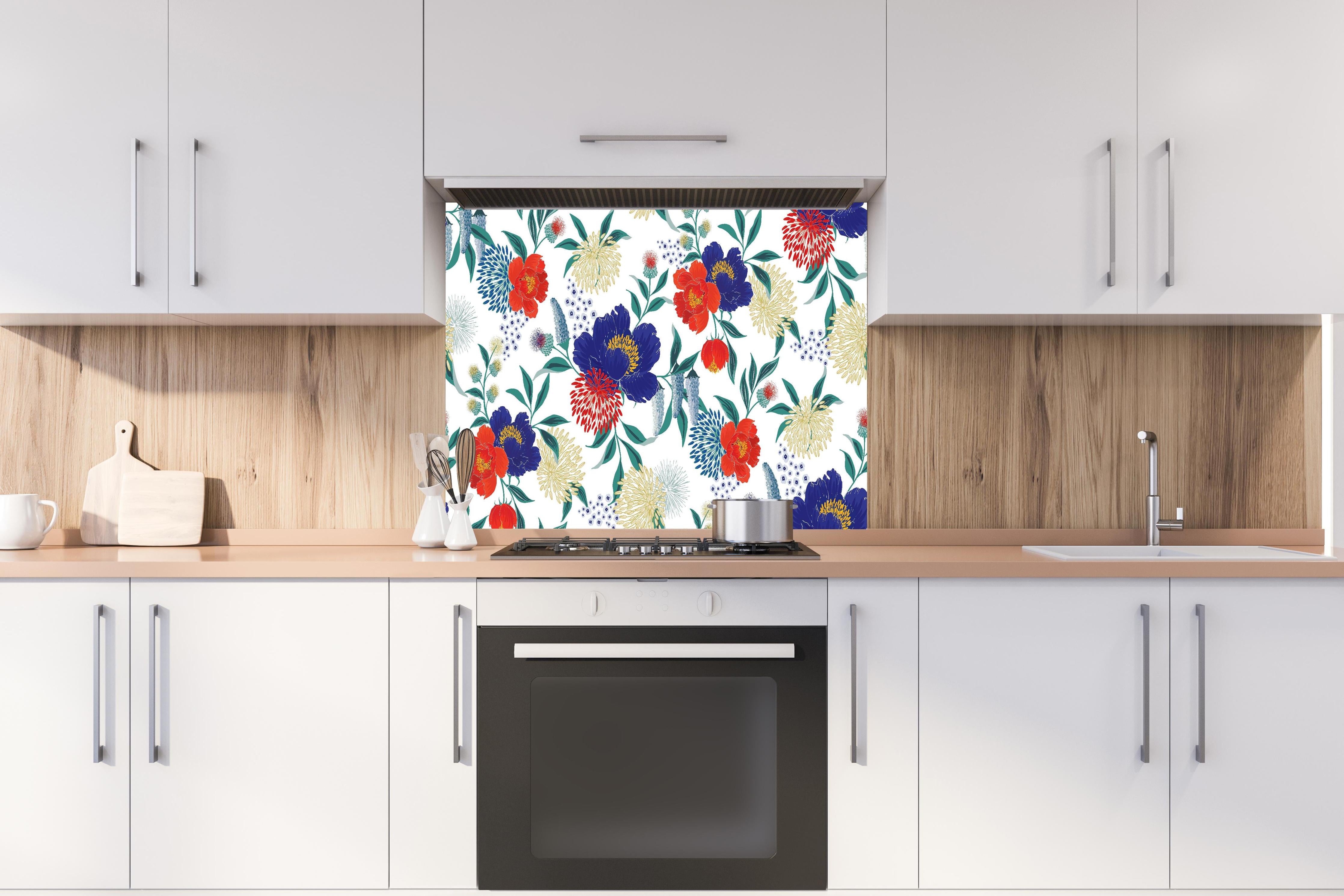 Spritzschutz - Bunte Blumenmuster Wandtapete Design hinter einem Cerankochfeld zwischen Holz-Kochutensilien
