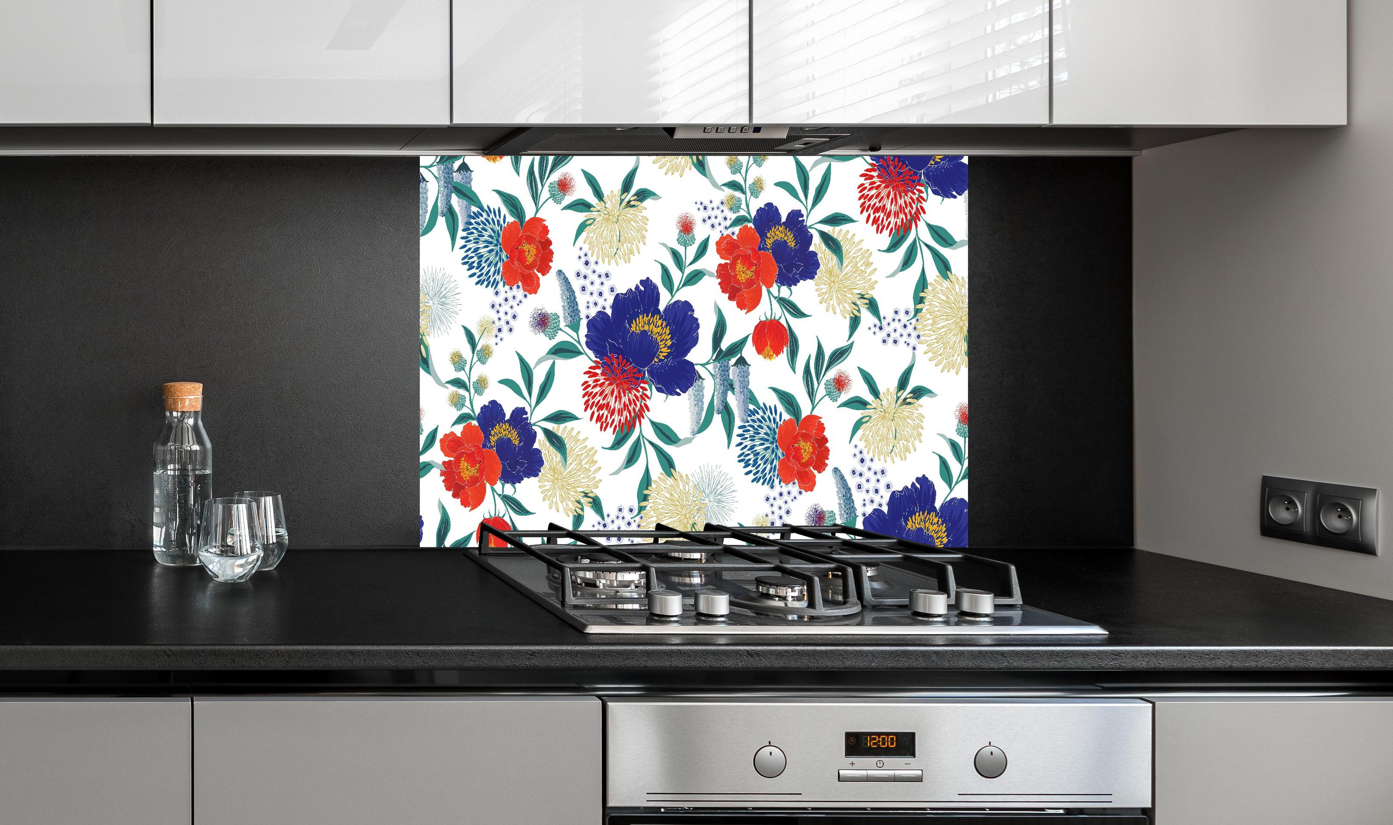 Spritzschutz - Bunte Blumenmuster Wandtapete Design hinter einem Cerankochfeld zwischen Holz-Kochutensilien
