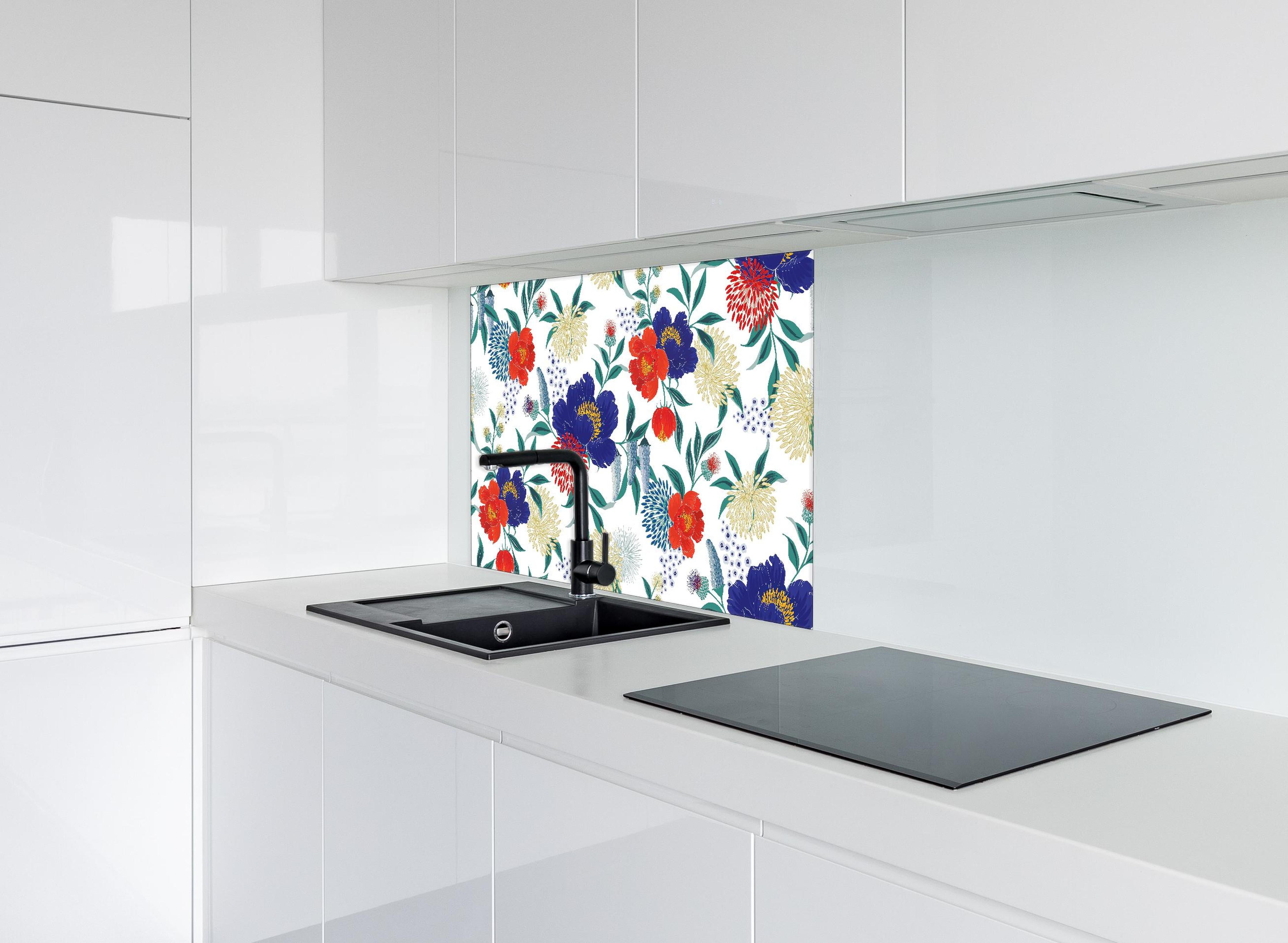 Spritzschutz - Bunte Blumenmuster Wandtapete Design hinter einem Cerankochfeld zwischen Holz-Kochutensilien
