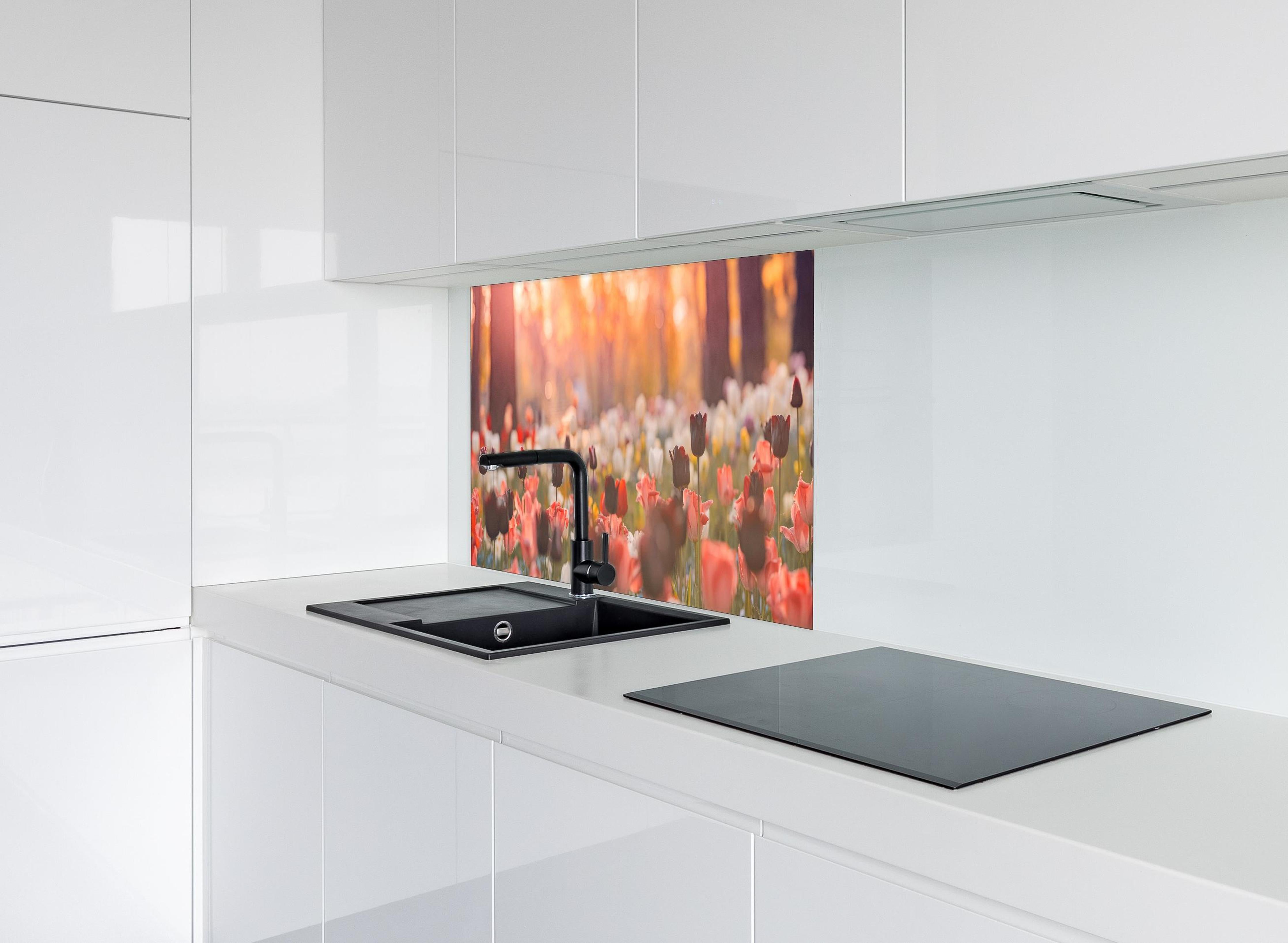 Spritzschutz - Bunte Blumenwiese mit Tulpen hinter einem Cerankochfeld zwischen Holz-Kochutensilien
