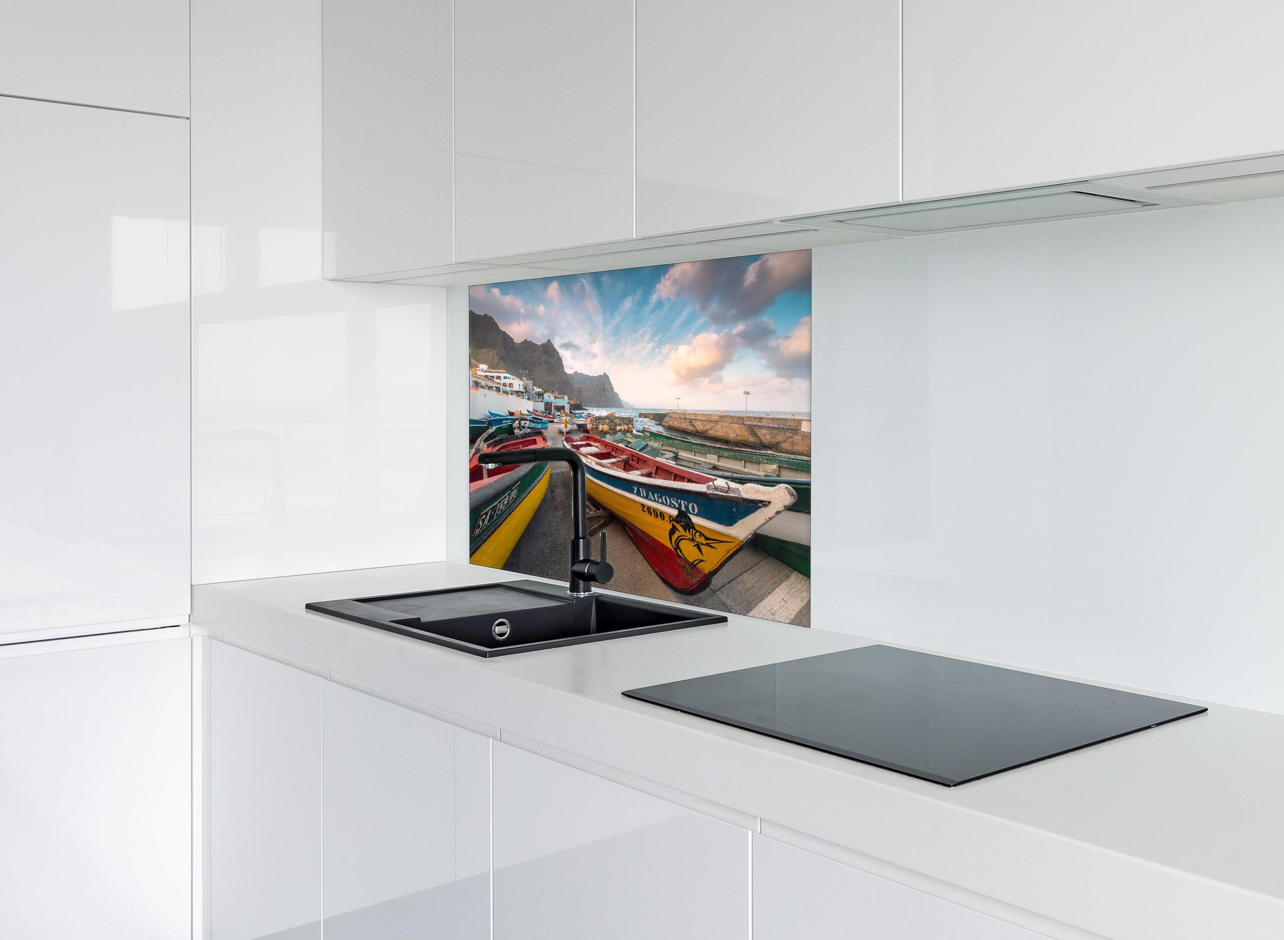 Spritzschutz - Bunte Boote am Strand hinter einem Cerankochfeld zwischen Holz-Kochutensilien
