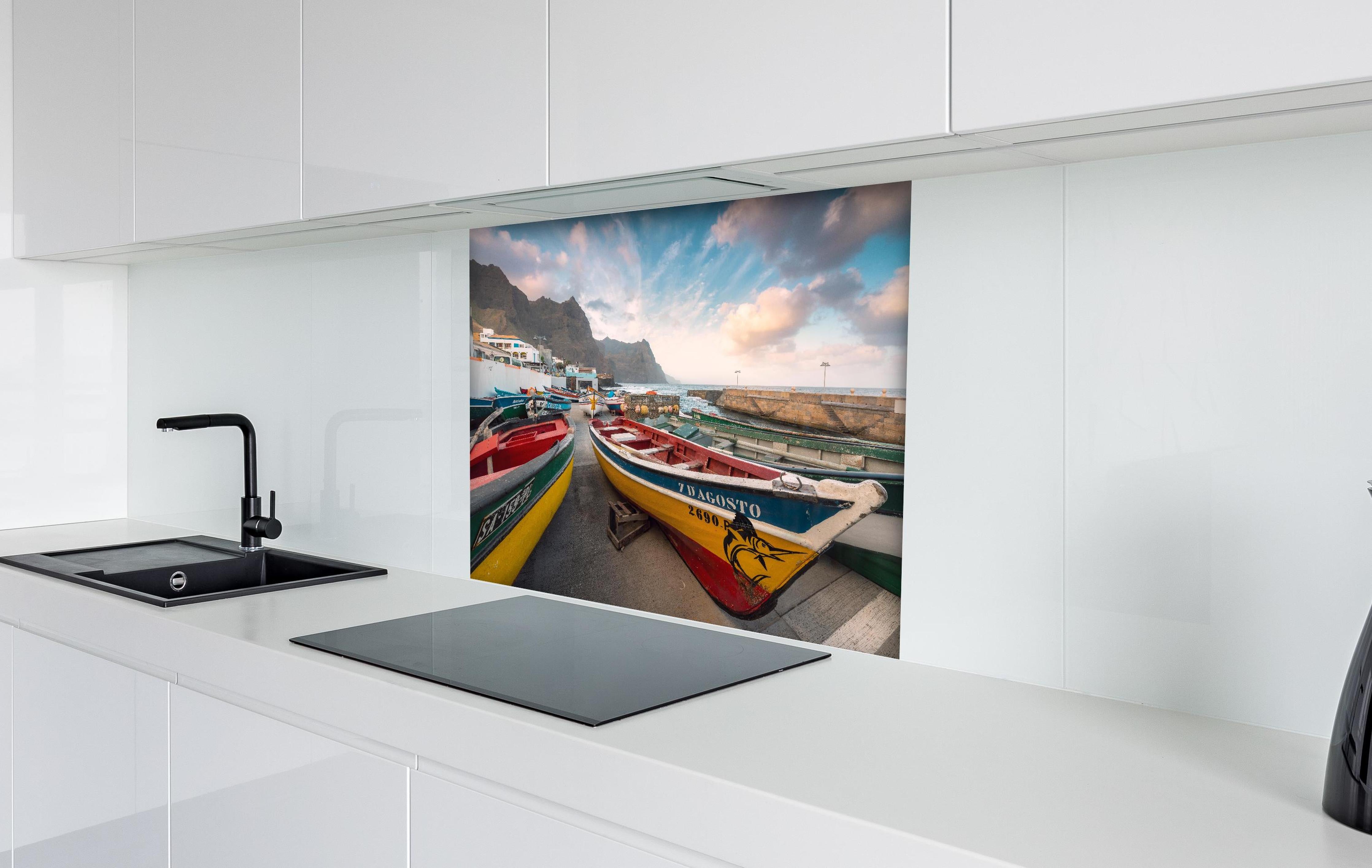 Spritzschutz - Bunte Boote am Strand hinter einem Cerankochfeld zwischen Holz-Kochutensilien
