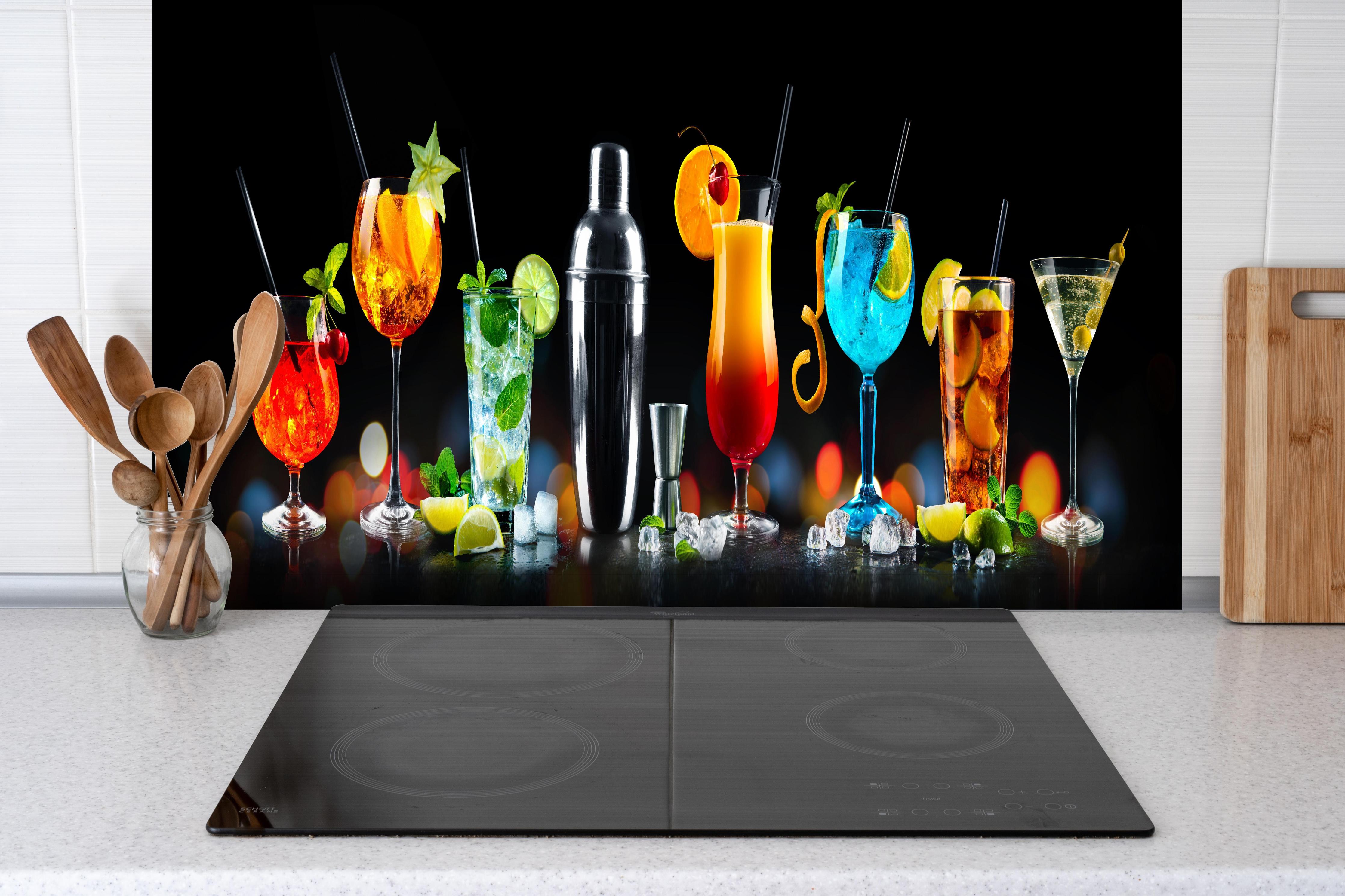 Spritzschutz - Bunte Cocktailsammlung Nacht Ambiente hinter einem Cerankochfeld zwischen Holz-Kochutensilien
