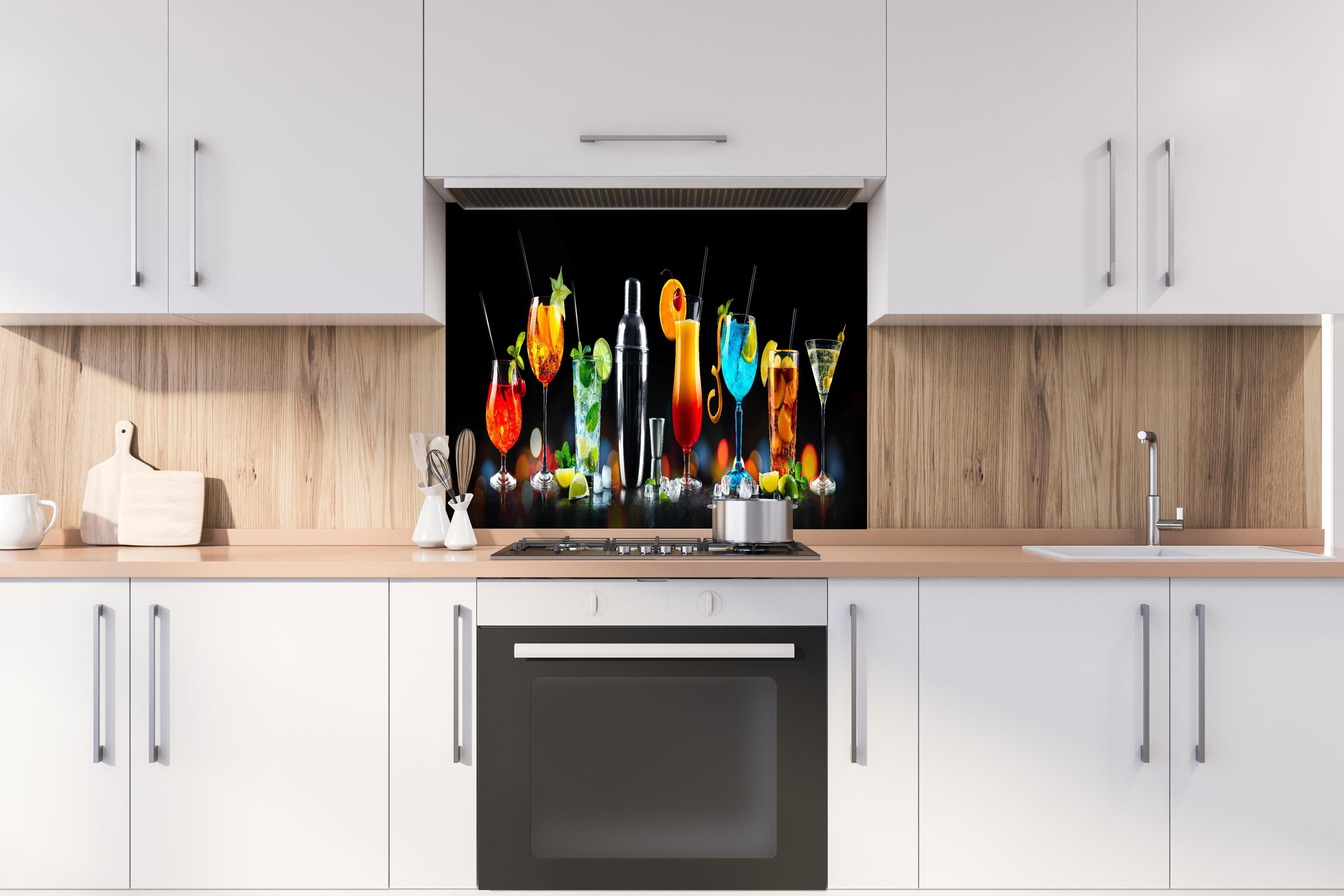 Spritzschutz - Bunte Cocktailsammlung Nacht Ambiente hinter einem Cerankochfeld zwischen Holz-Kochutensilien
