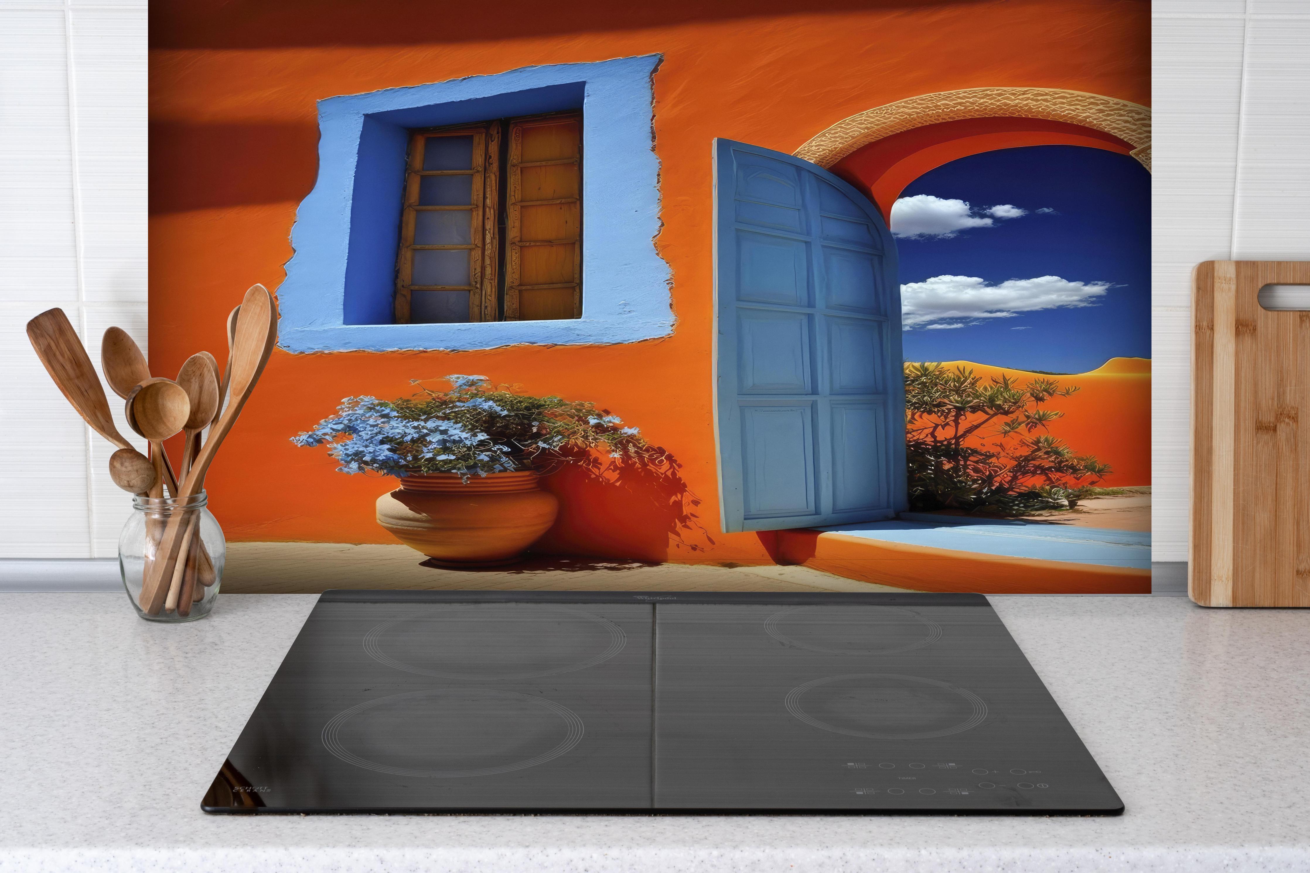 Spritzschutz - Bunte Eingangstür im südlichen Stil hinter einem Cerankochfeld zwischen Holz-Kochutensilien
