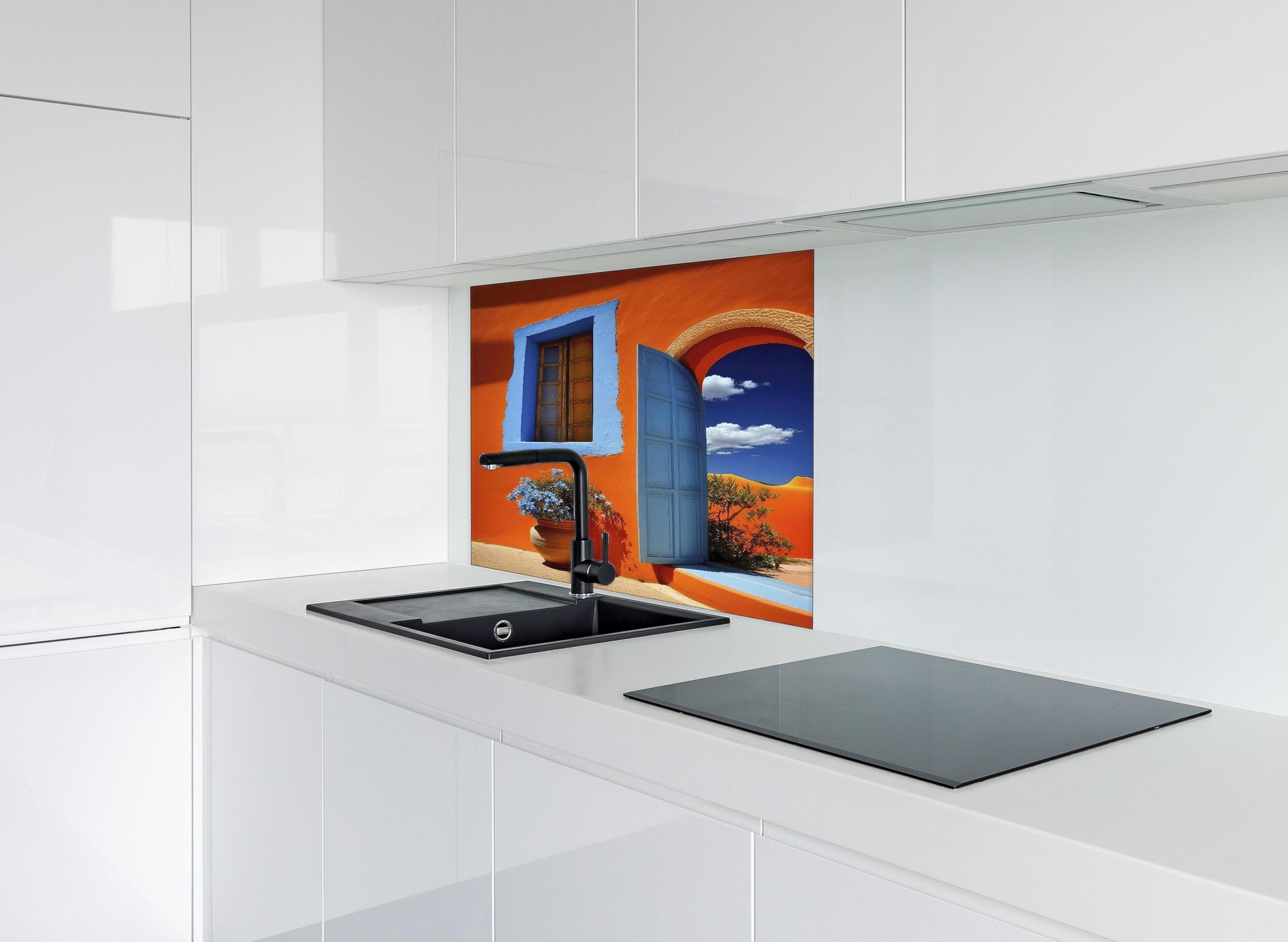 Spritzschutz - Bunte Eingangstür im südlichen Stil hinter einem Cerankochfeld zwischen Holz-Kochutensilien
