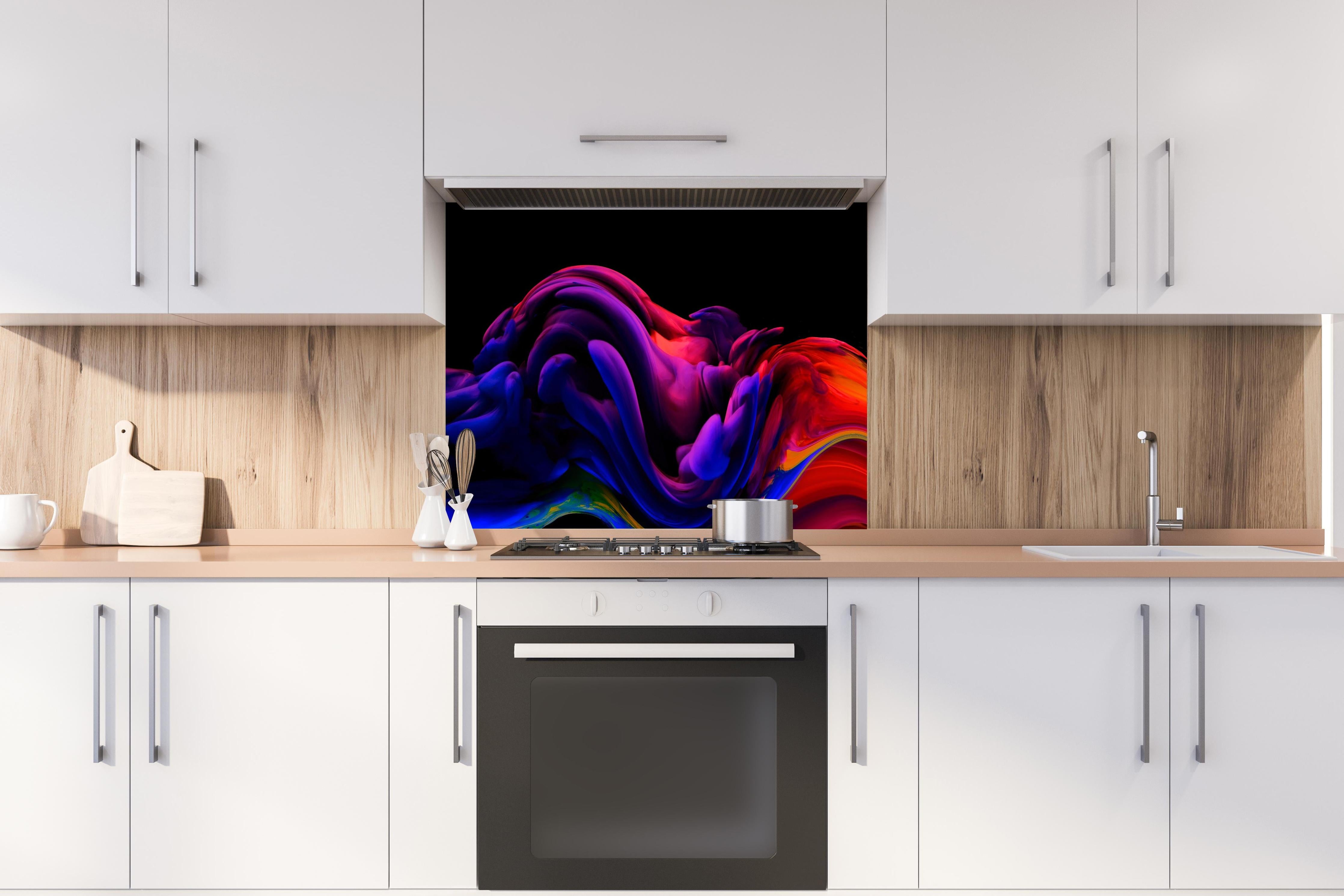 Spritzschutz - Bunte Farbwelle Abstrakte Kunst hinter einem Cerankochfeld zwischen Holz-Kochutensilien
