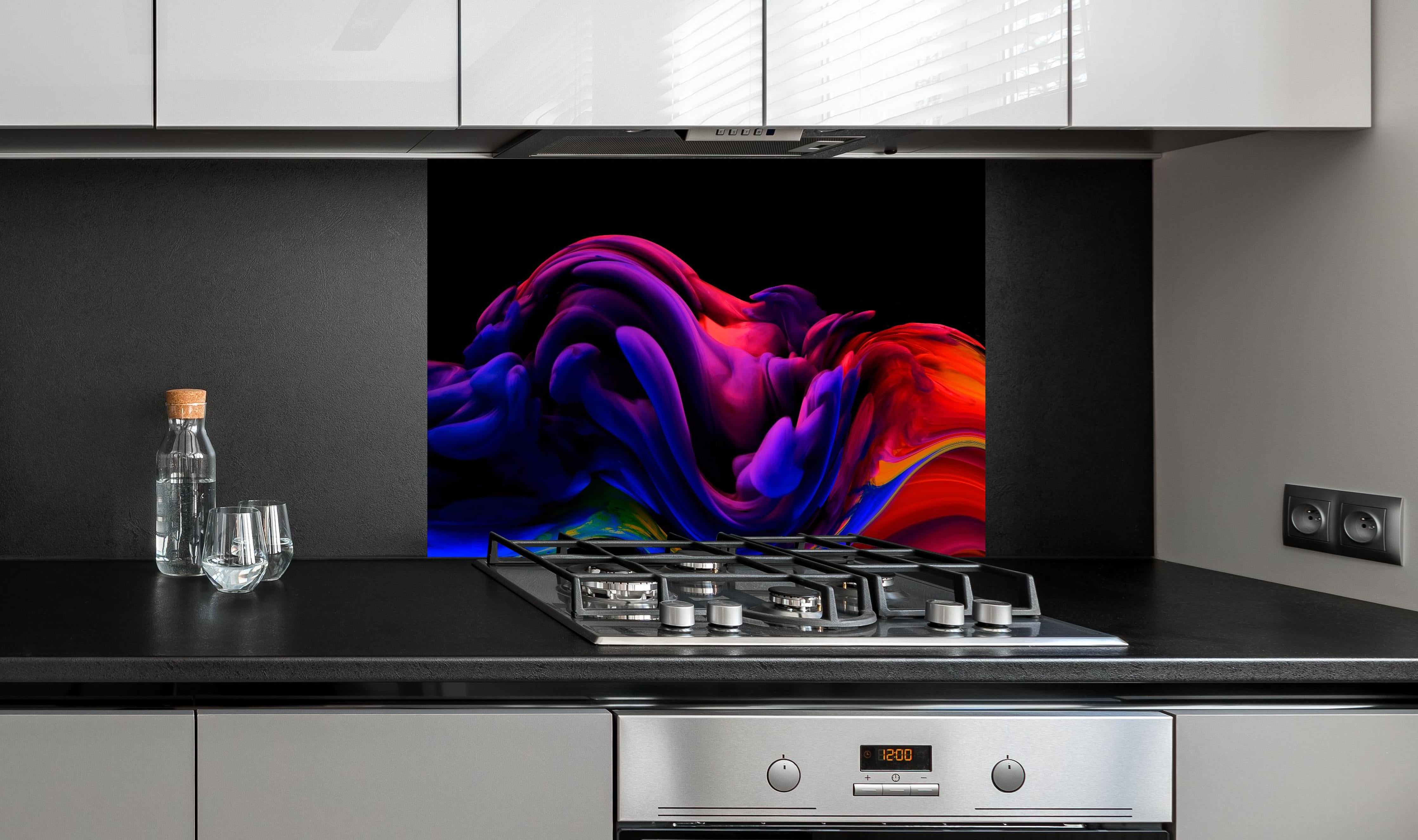 Spritzschutz - Bunte Farbwelle Abstrakte Kunst hinter einem Cerankochfeld zwischen Holz-Kochutensilien
