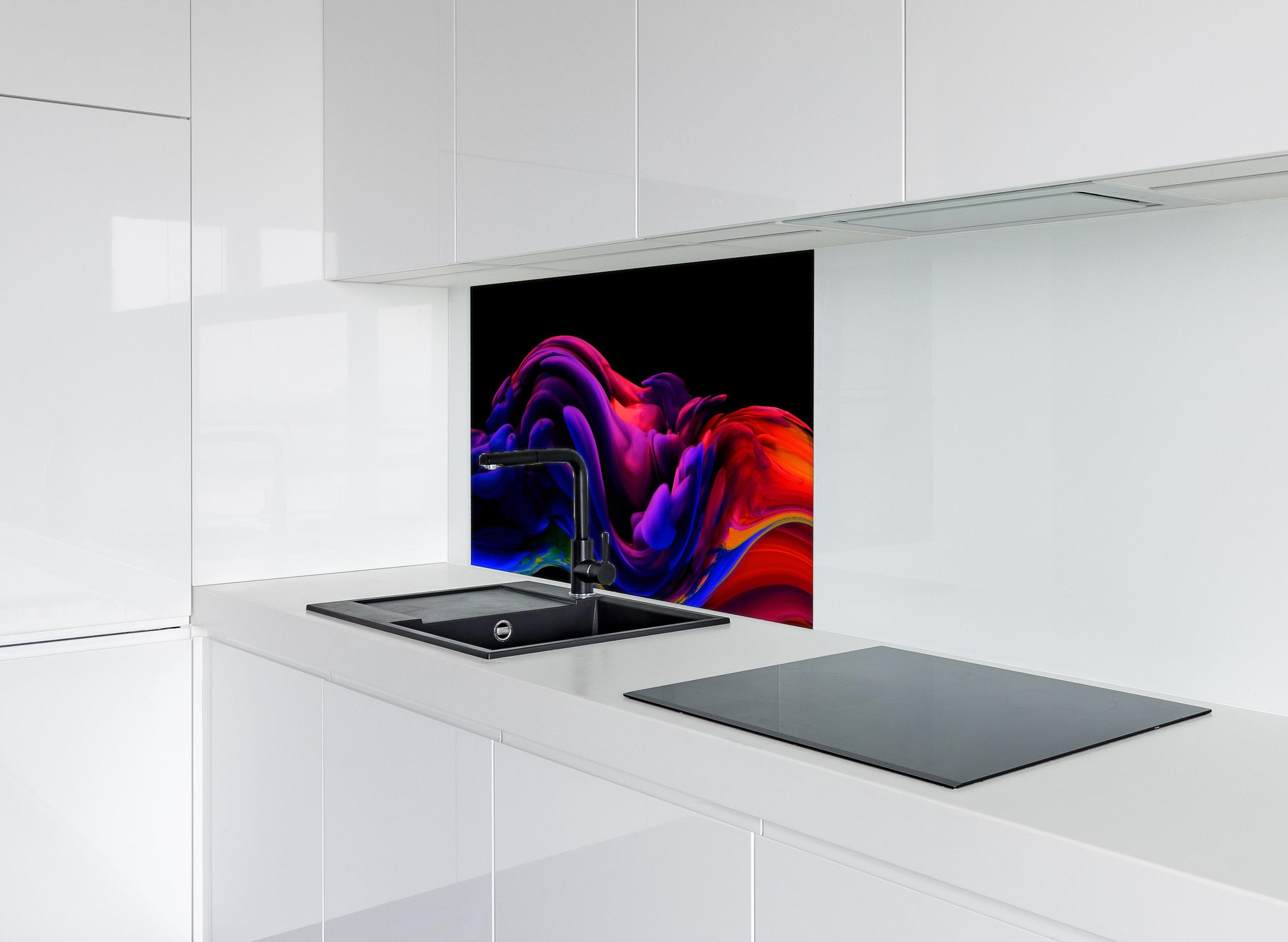 Spritzschutz - Bunte Farbwelle Abstrakte Kunst hinter einem Cerankochfeld zwischen Holz-Kochutensilien
