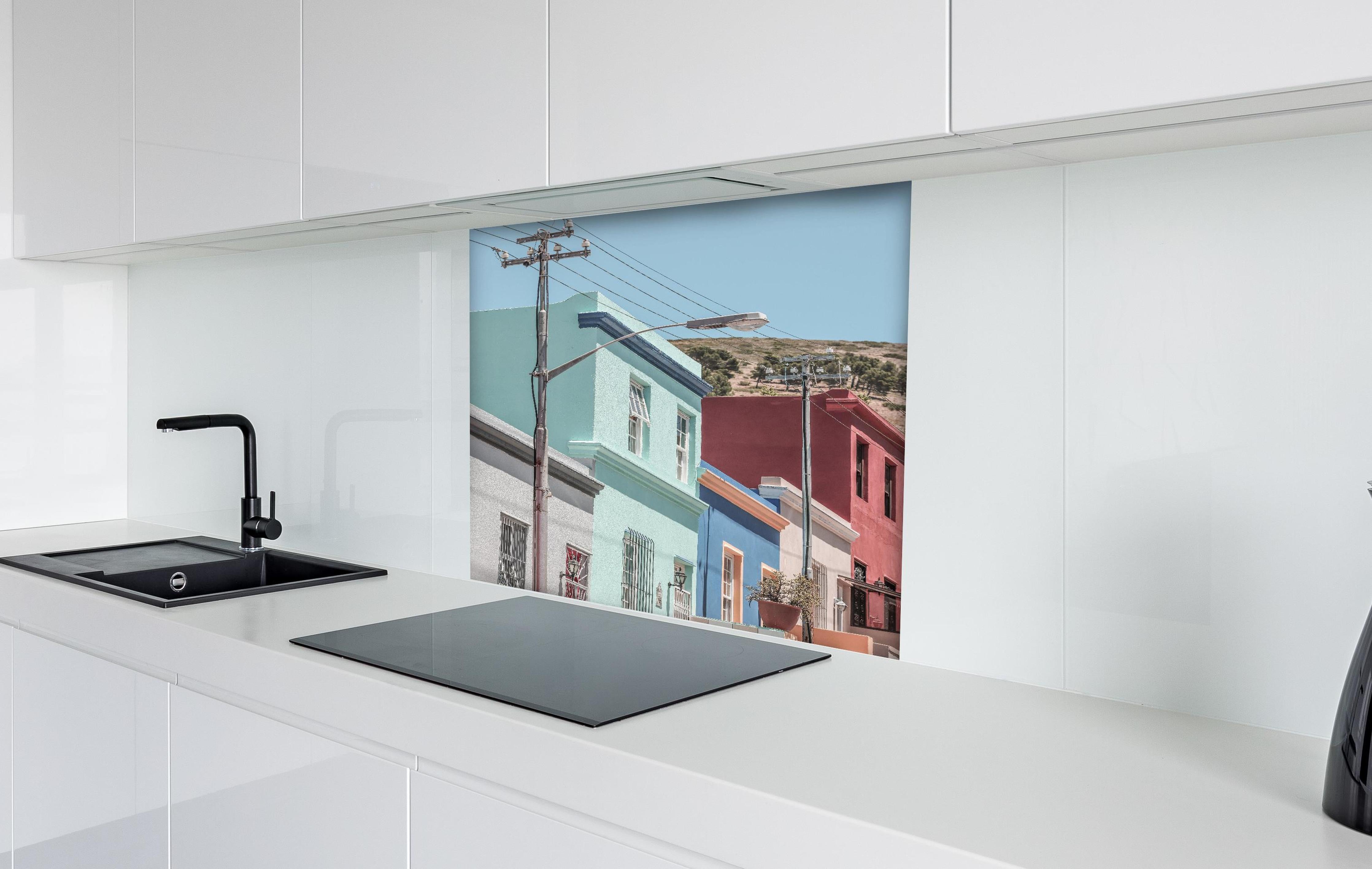 Spritzschutz - Bunte Gebäude - Bo-Kaap, Kapstadt hinter einem Cerankochfeld zwischen Holz-Kochutensilien
