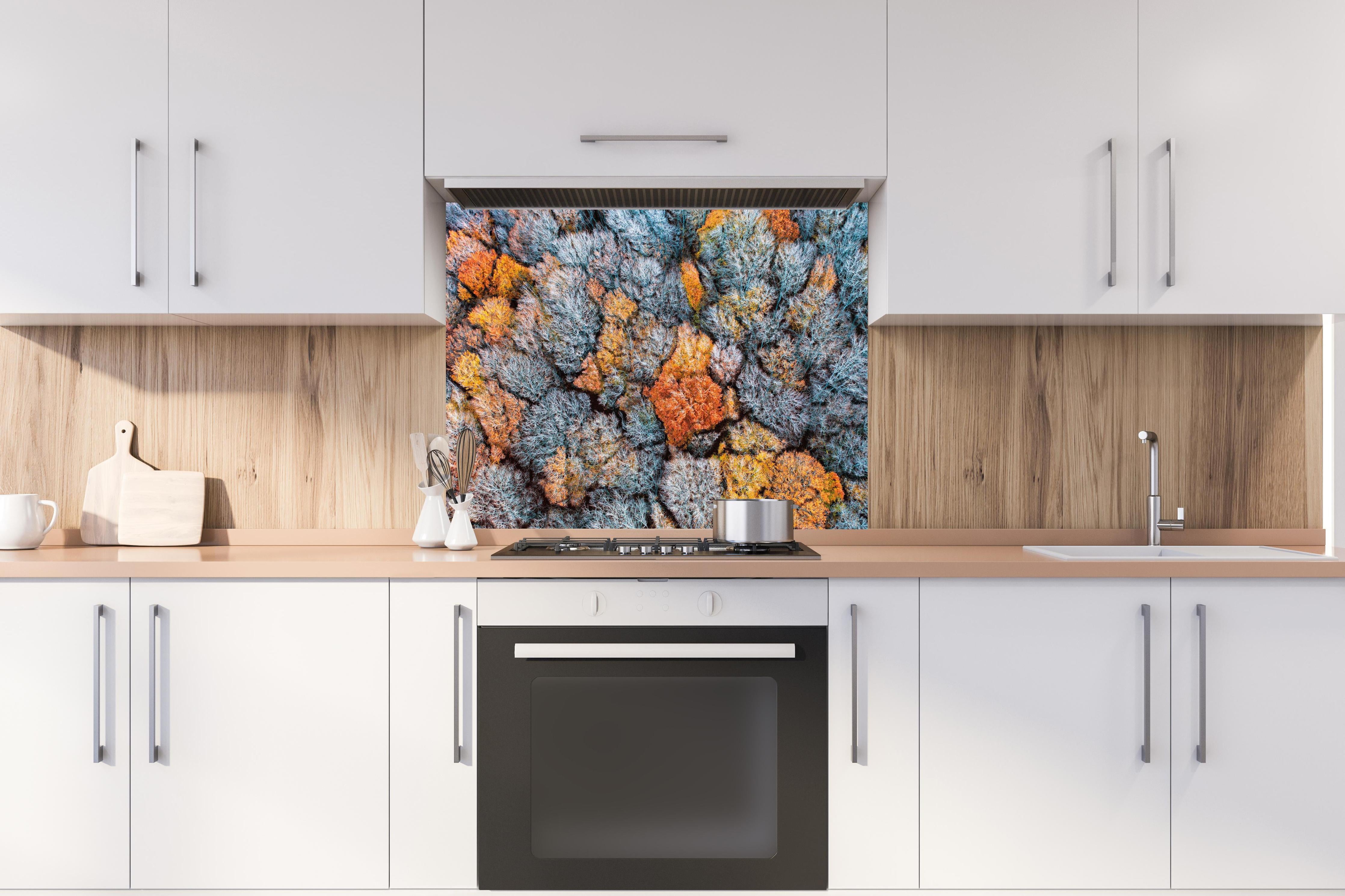 Spritzschutz - Bunte Herbstbeechen von oben hinter einem Cerankochfeld zwischen Holz-Kochutensilien
