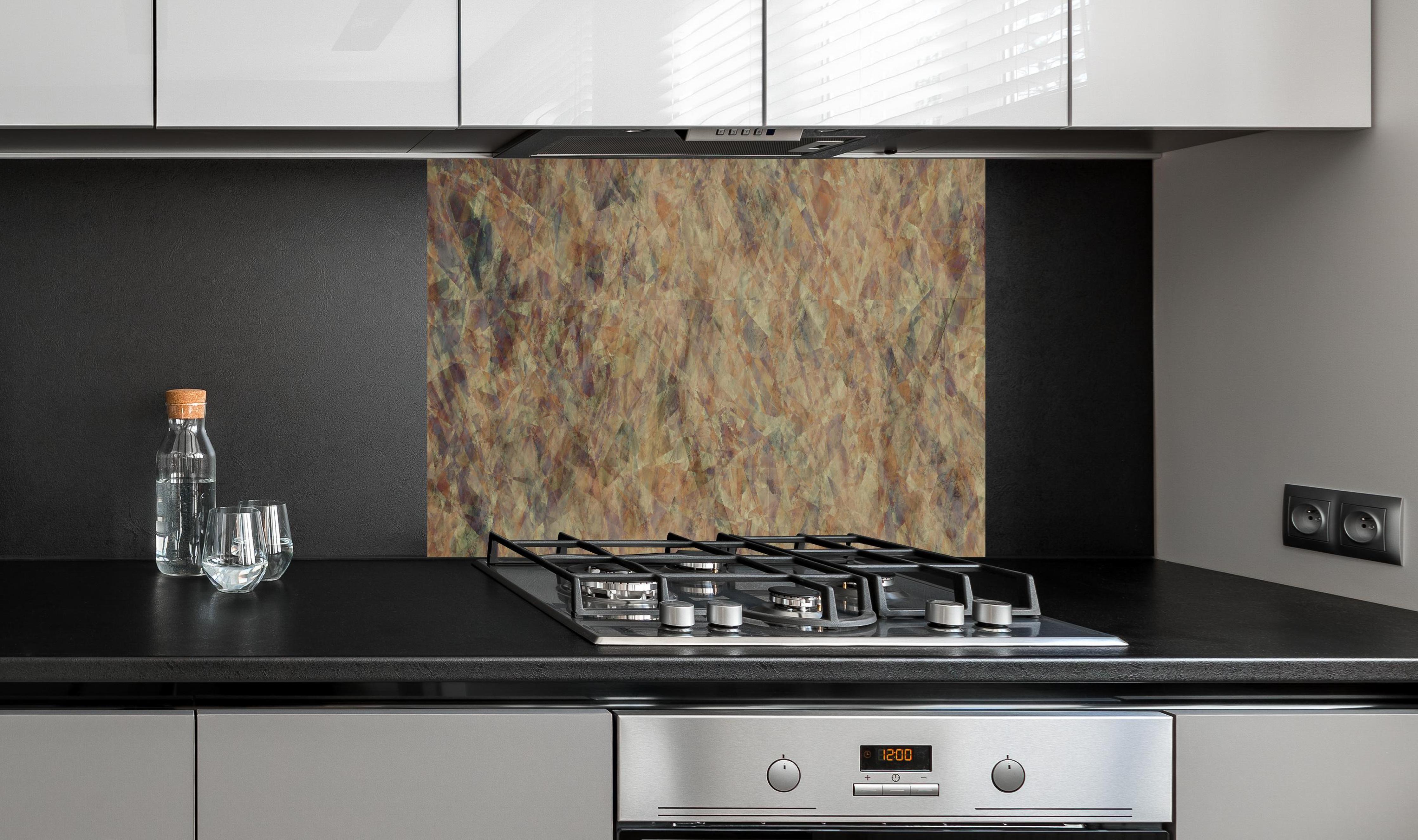 Spritzschutz - Bunte Kristallförmige Wandtextur hinter einem Cerankochfeld zwischen Holz-Kochutensilien
