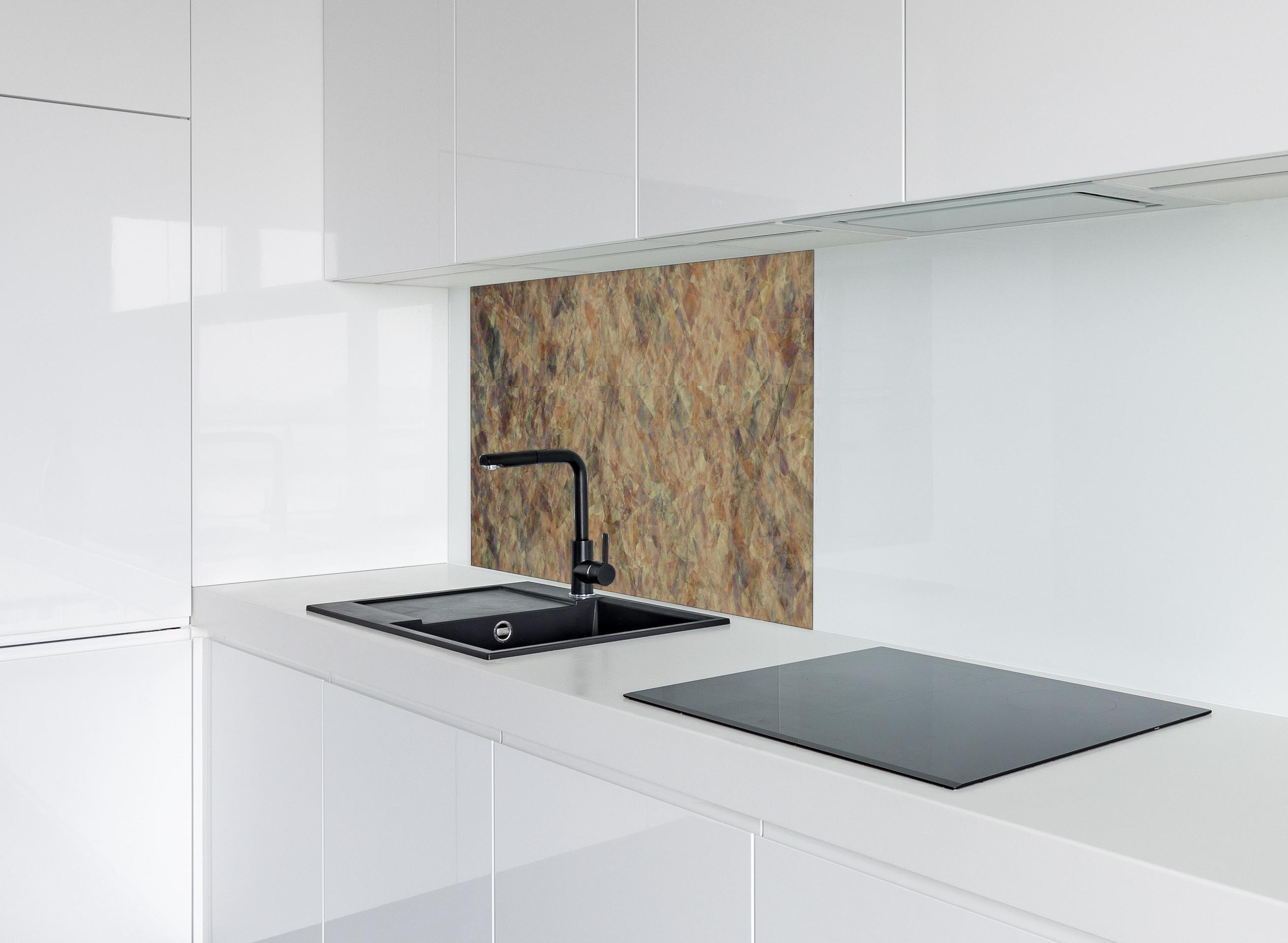 Spritzschutz - Bunte Kristallförmige Wandtextur hinter einem Cerankochfeld zwischen Holz-Kochutensilien
