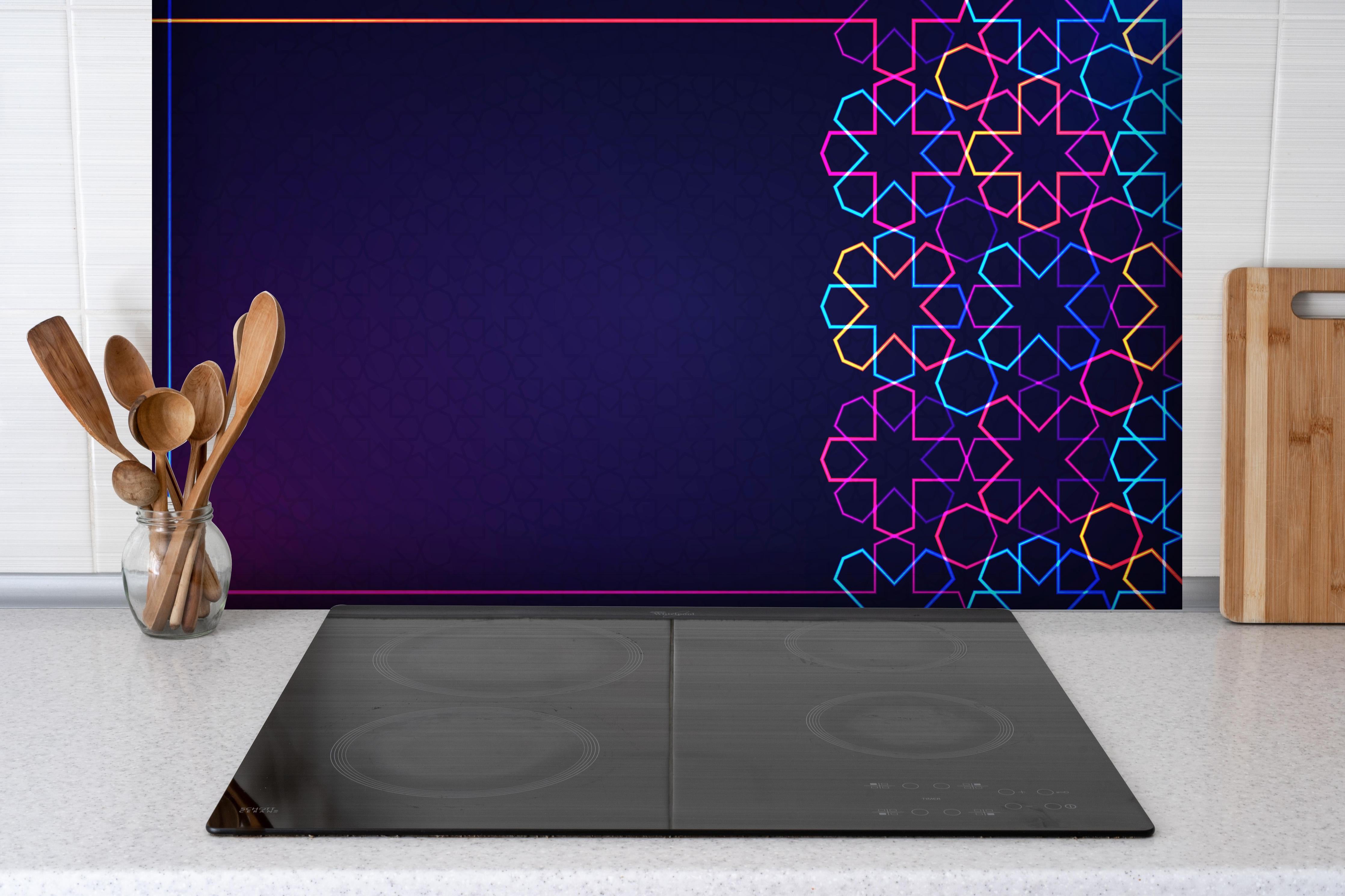 Spritzschutz - Bunte Neon Muster Eid Mubarak Hintergrund hinter einem Cerankochfeld zwischen Holz-Kochutensilien
