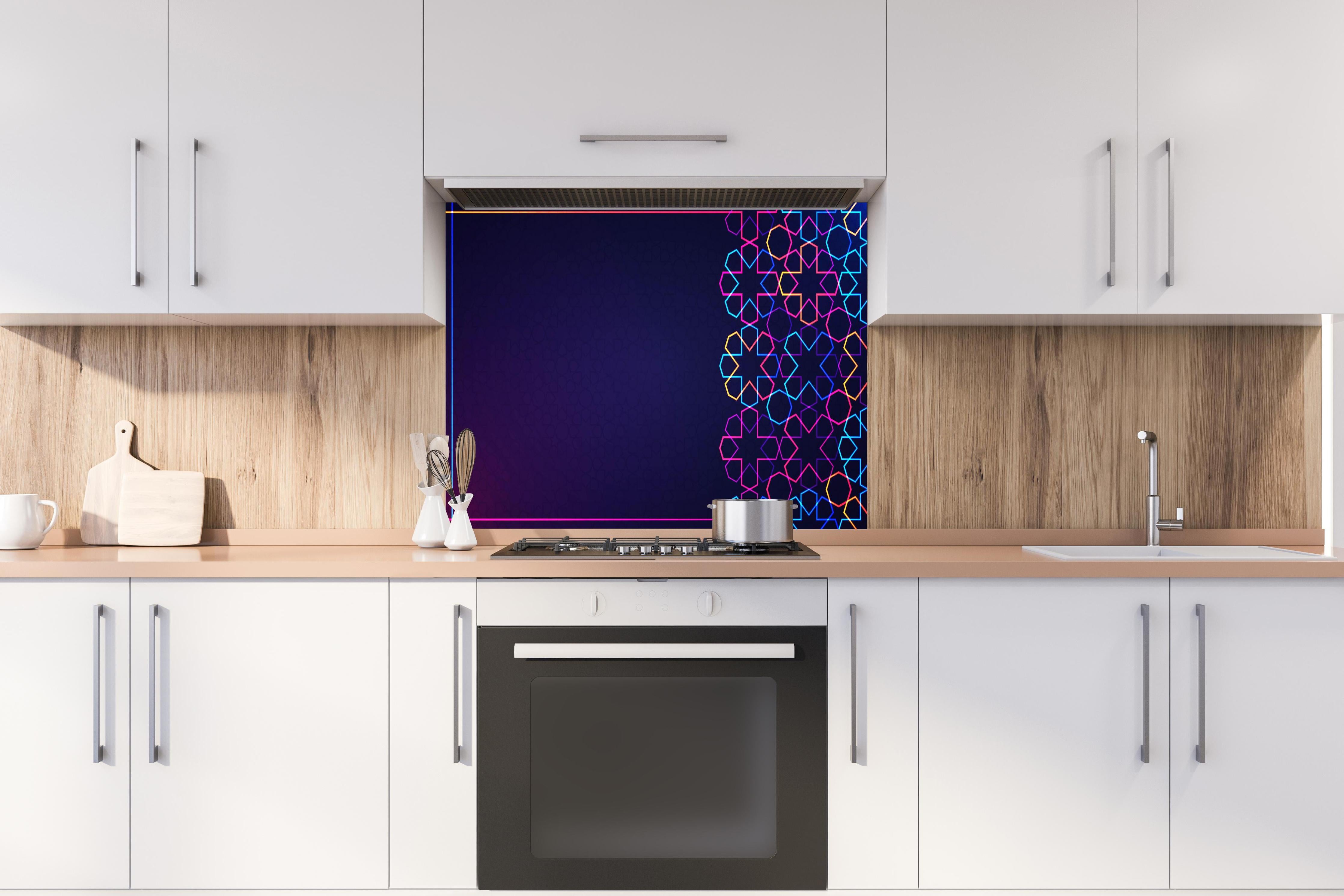 Spritzschutz - Bunte Neon Muster Eid Mubarak Hintergrund hinter einem Cerankochfeld zwischen Holz-Kochutensilien
