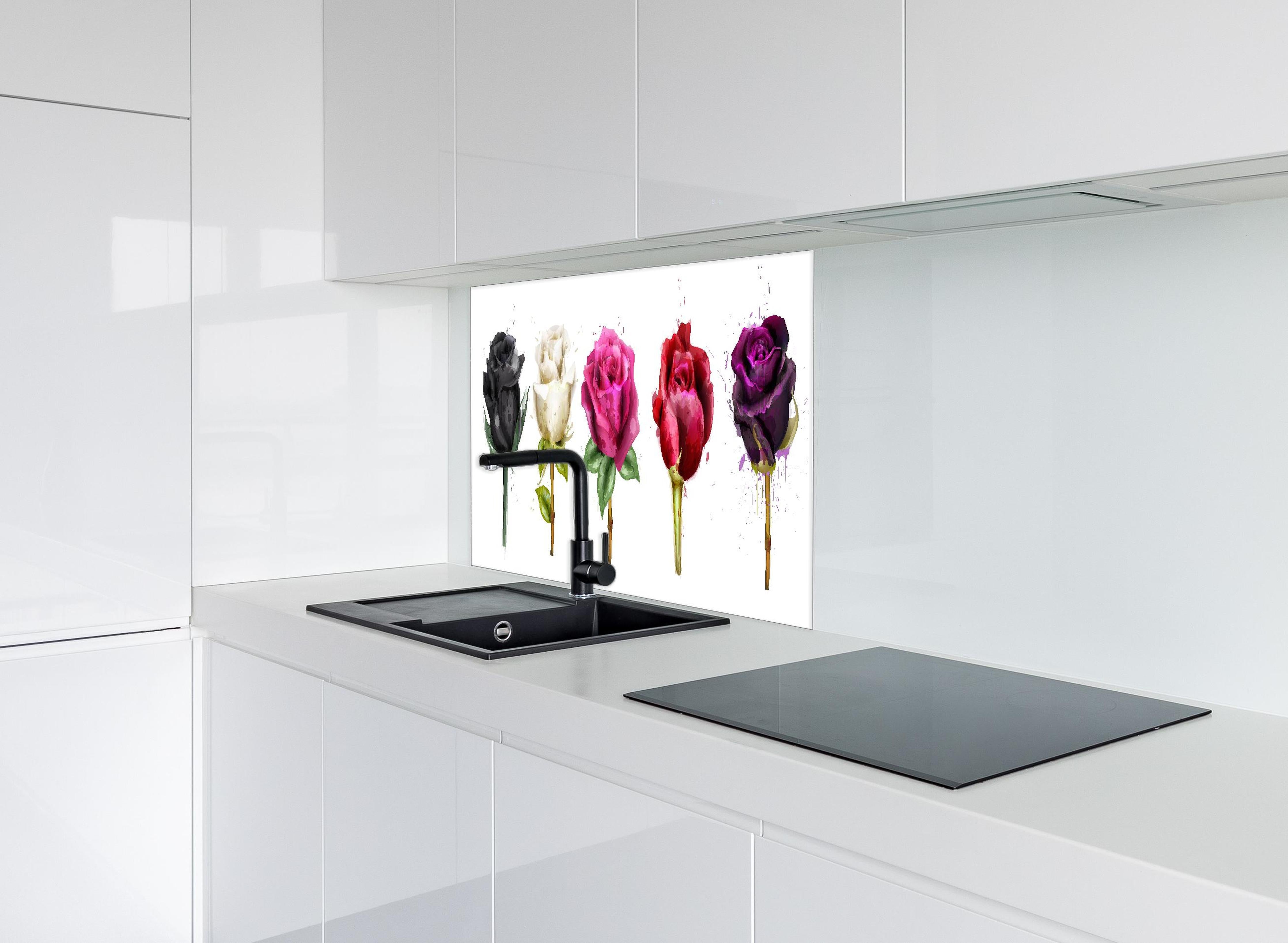 Spritzschutz - Bunte Rosen mit farbigen Tropfen hinter einem Cerankochfeld zwischen Holz-Kochutensilien
