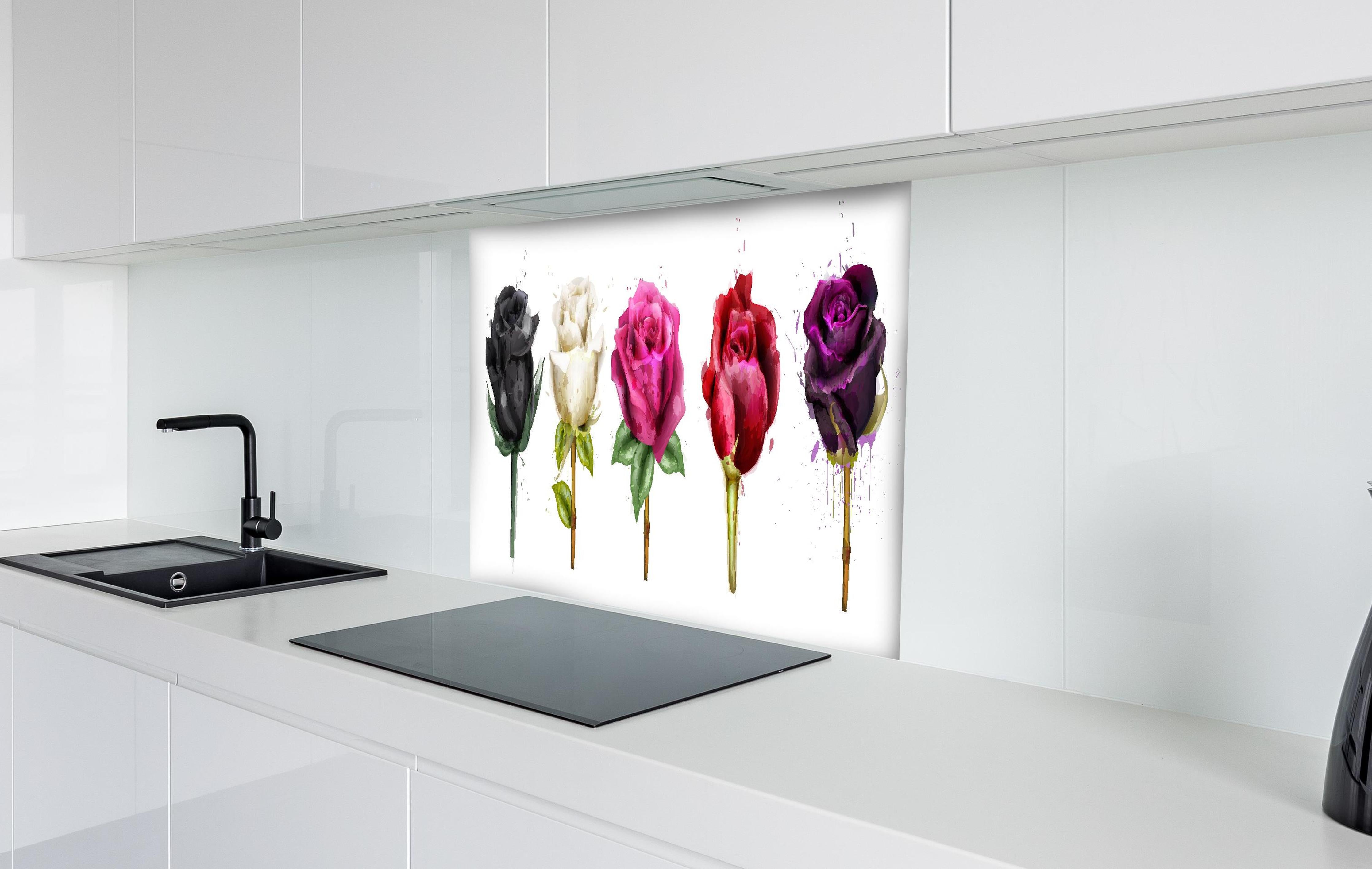 Spritzschutz - Bunte Rosen mit farbigen Tropfen hinter einem Cerankochfeld zwischen Holz-Kochutensilien
