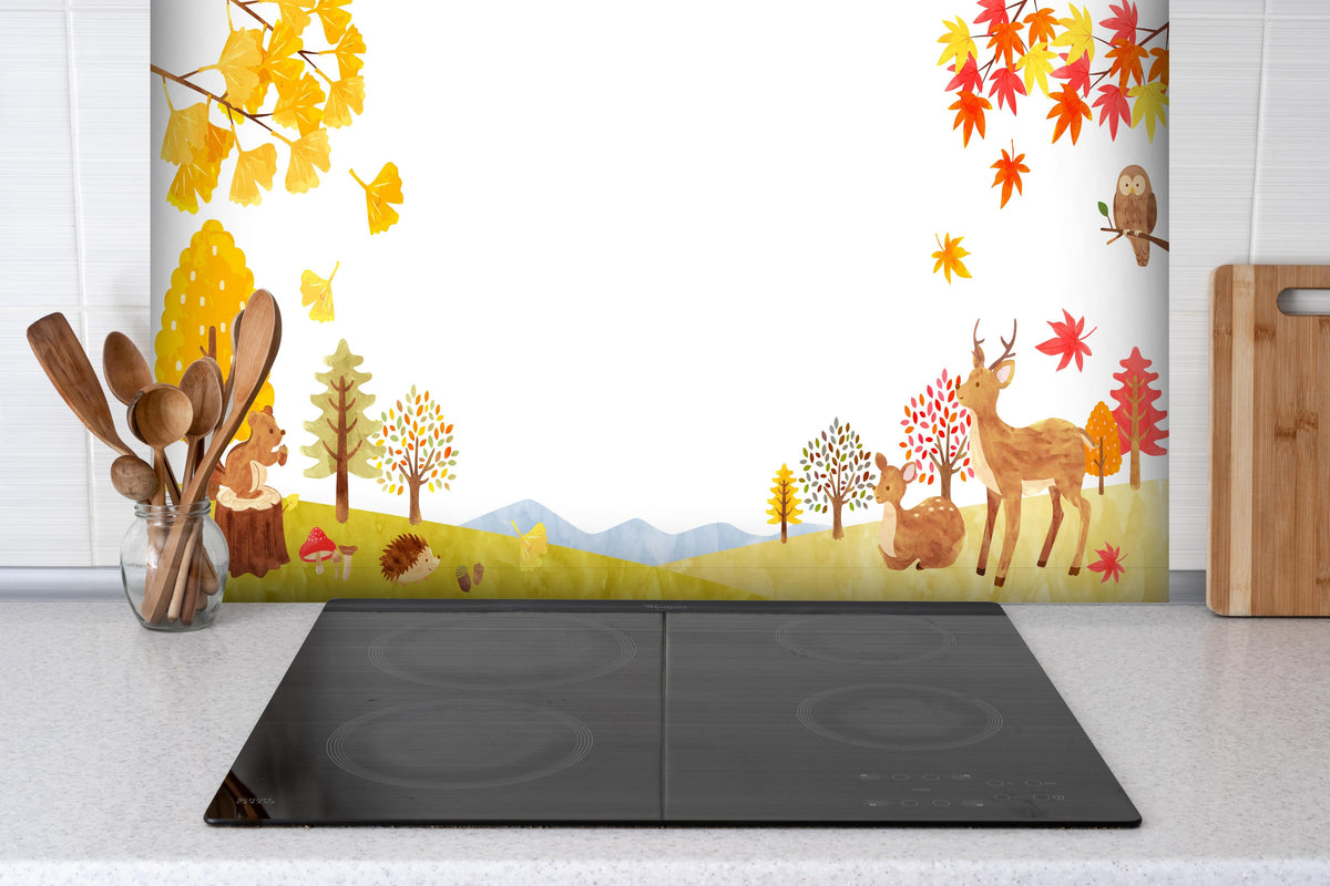 Spritzschutz - Bunter Herbstwald mit Tieren Illustration hinter einem Cerankochfeld zwischen Holz-Kochutensilien
