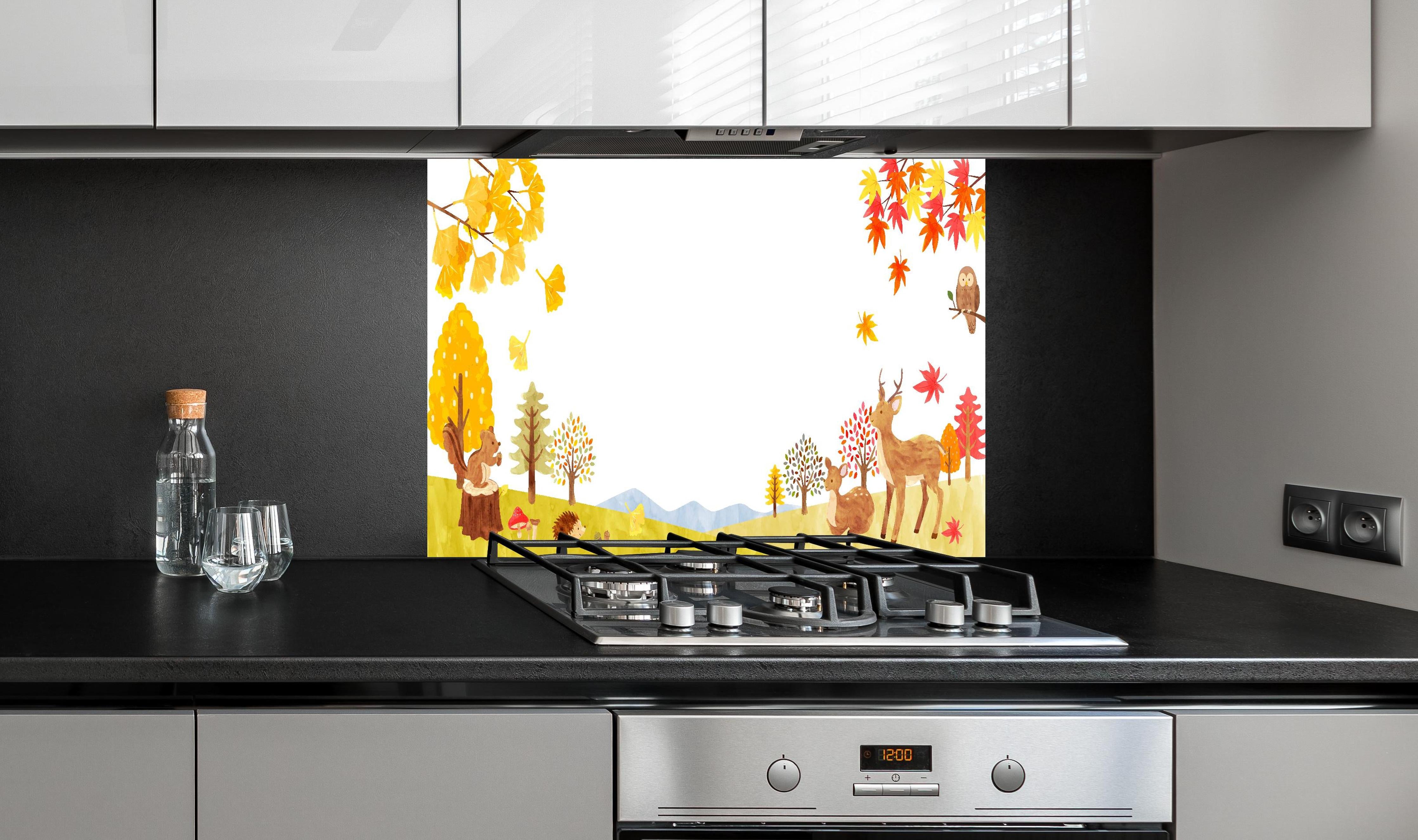 Spritzschutz - Bunter Herbstwald mit Tieren Illustration hinter einem Cerankochfeld zwischen Holz-Kochutensilien
