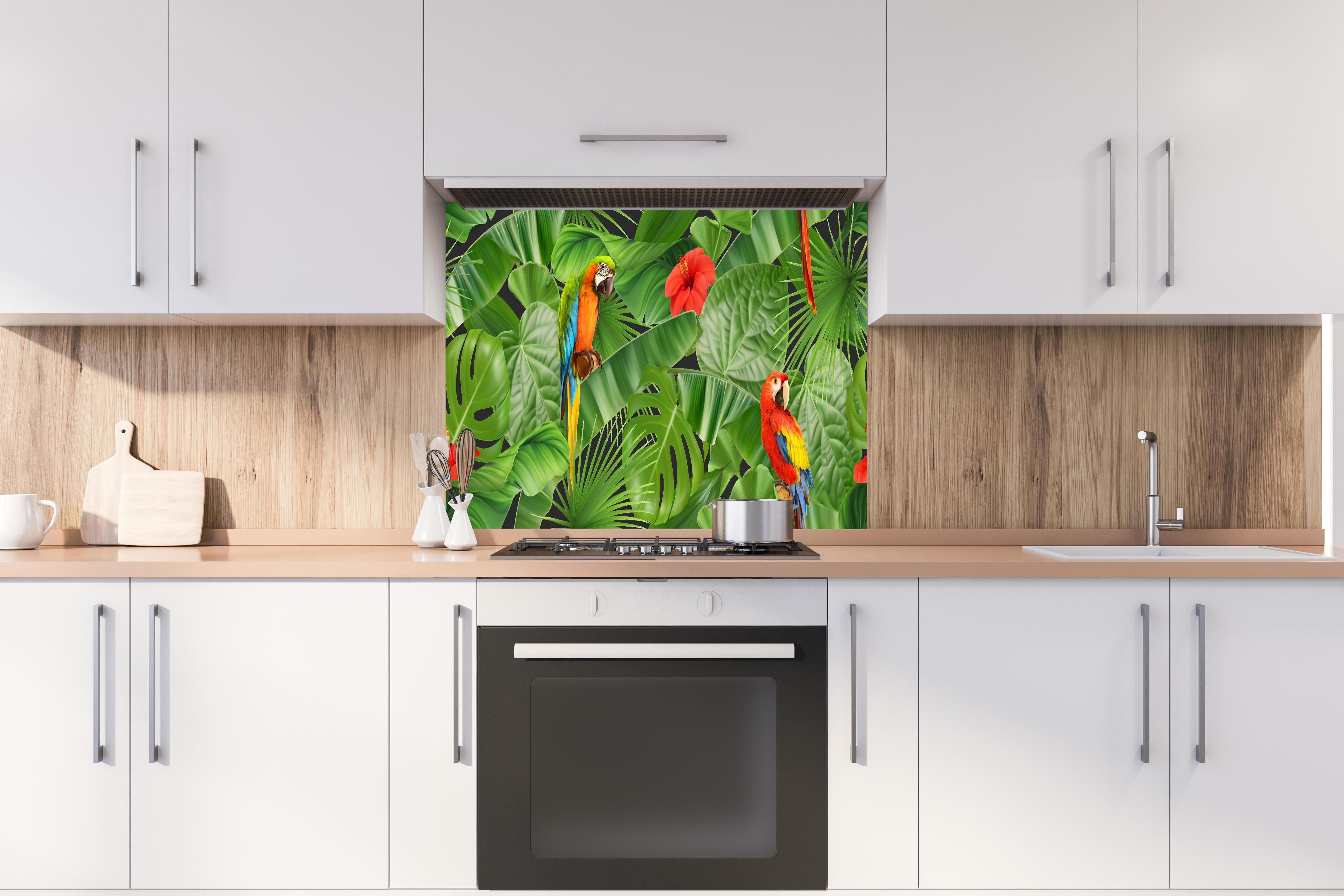 Spritzschutz - Bunter Papagei Dschungel Design hinter einem Cerankochfeld zwischen Holz-Kochutensilien
