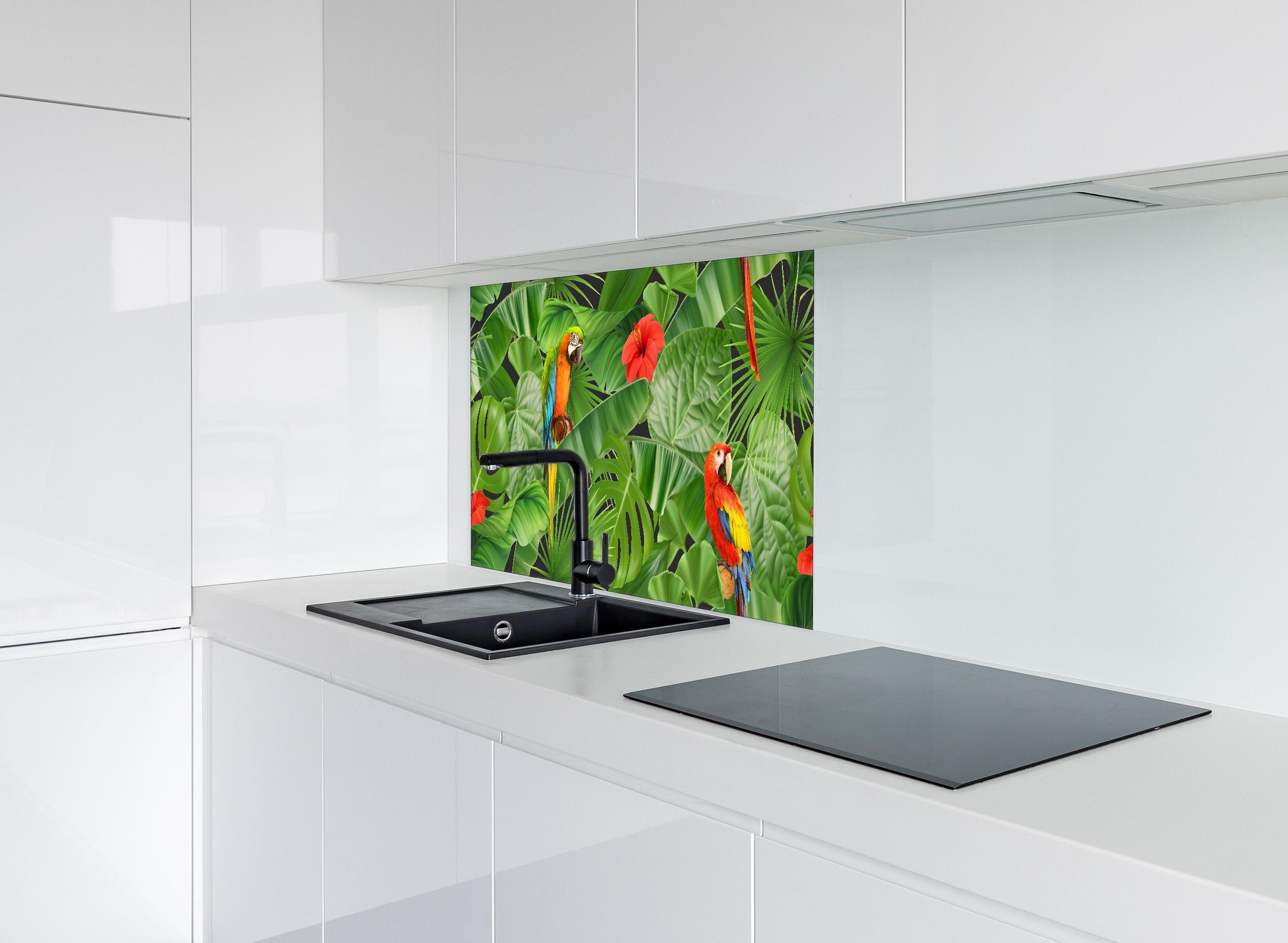 Spritzschutz - Bunter Papagei Dschungel Design hinter einem Cerankochfeld zwischen Holz-Kochutensilien
