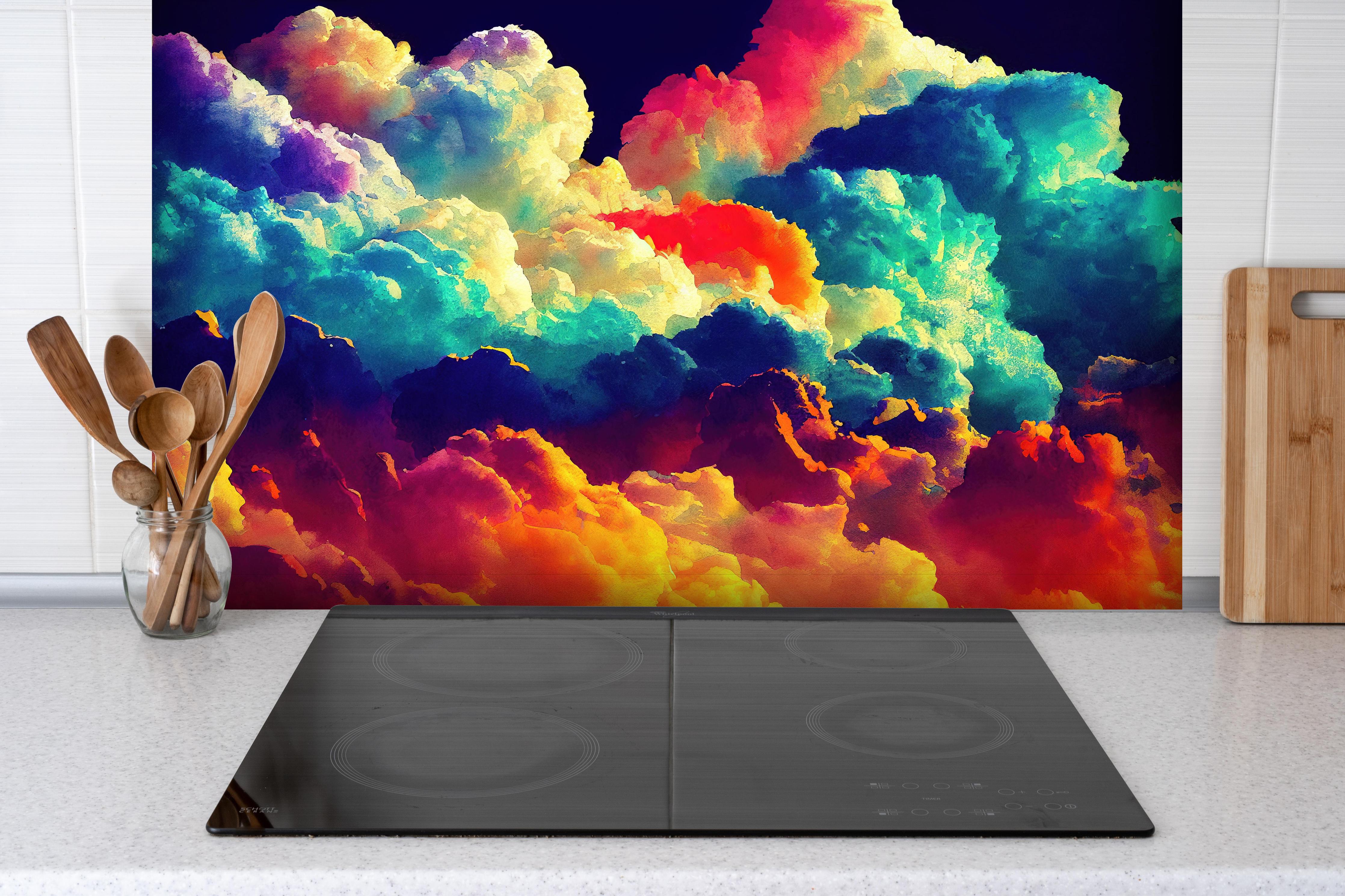 Spritzschutz - Bunter Wolkenhimmel hinter einem Cerankochfeld zwischen Holz-Kochutensilien

