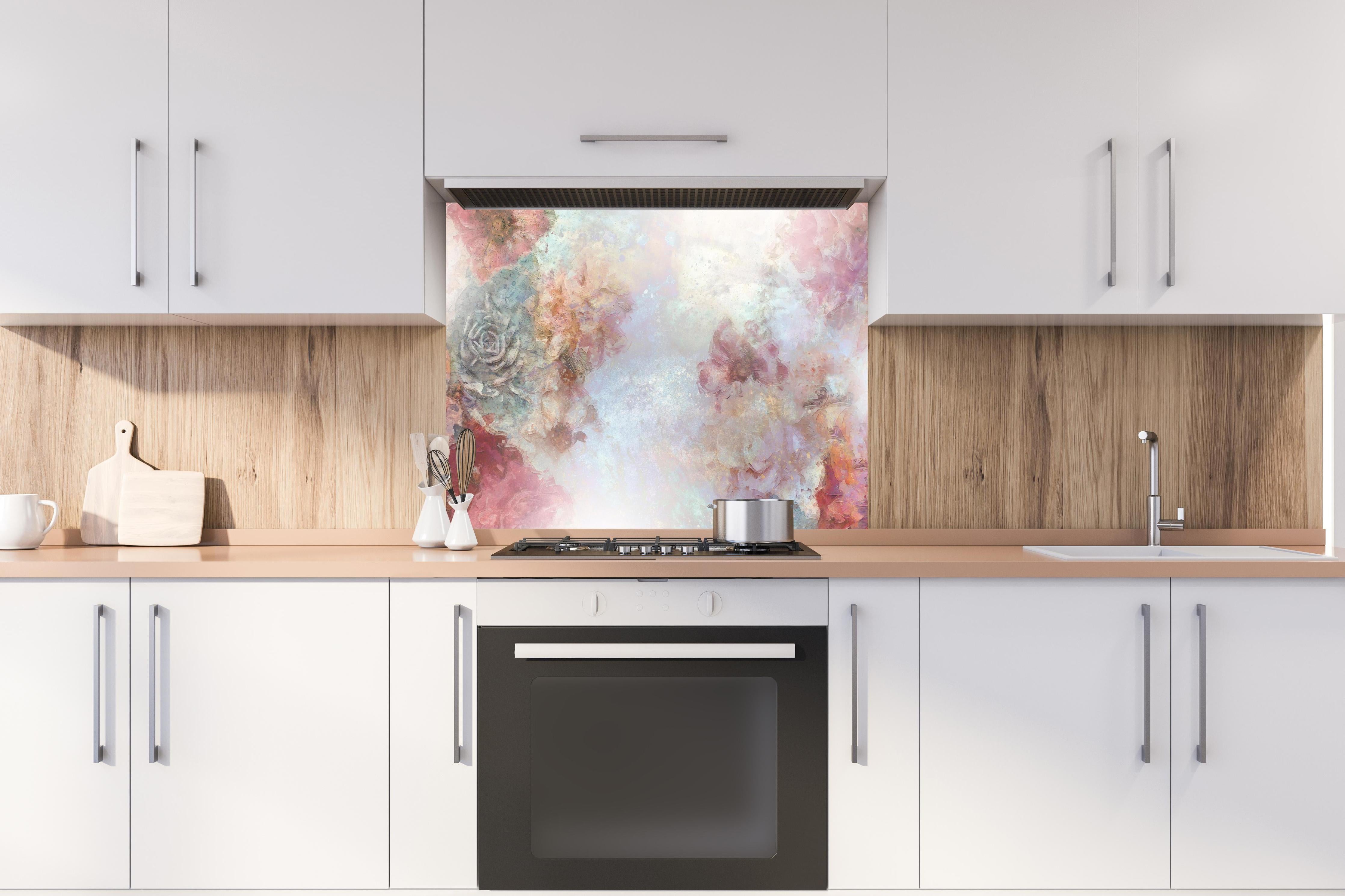 Spritzschutz - Buntes Blumen Portrait hinter einem Cerankochfeld zwischen Holz-Kochutensilien
