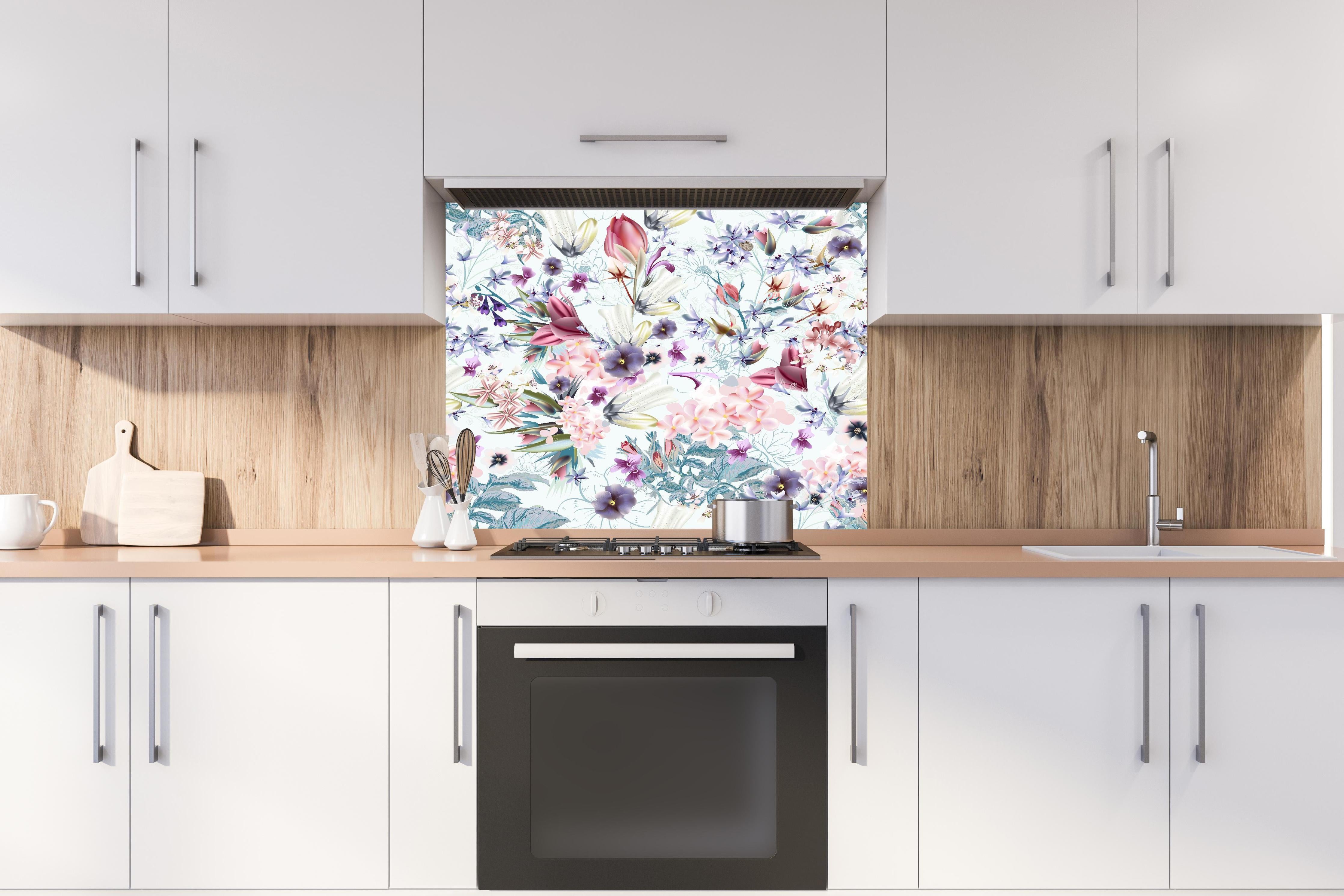 Spritzschutz - Buntes Blumenmuster Pastelltöne Design hinter einem Cerankochfeld zwischen Holz-Kochutensilien
