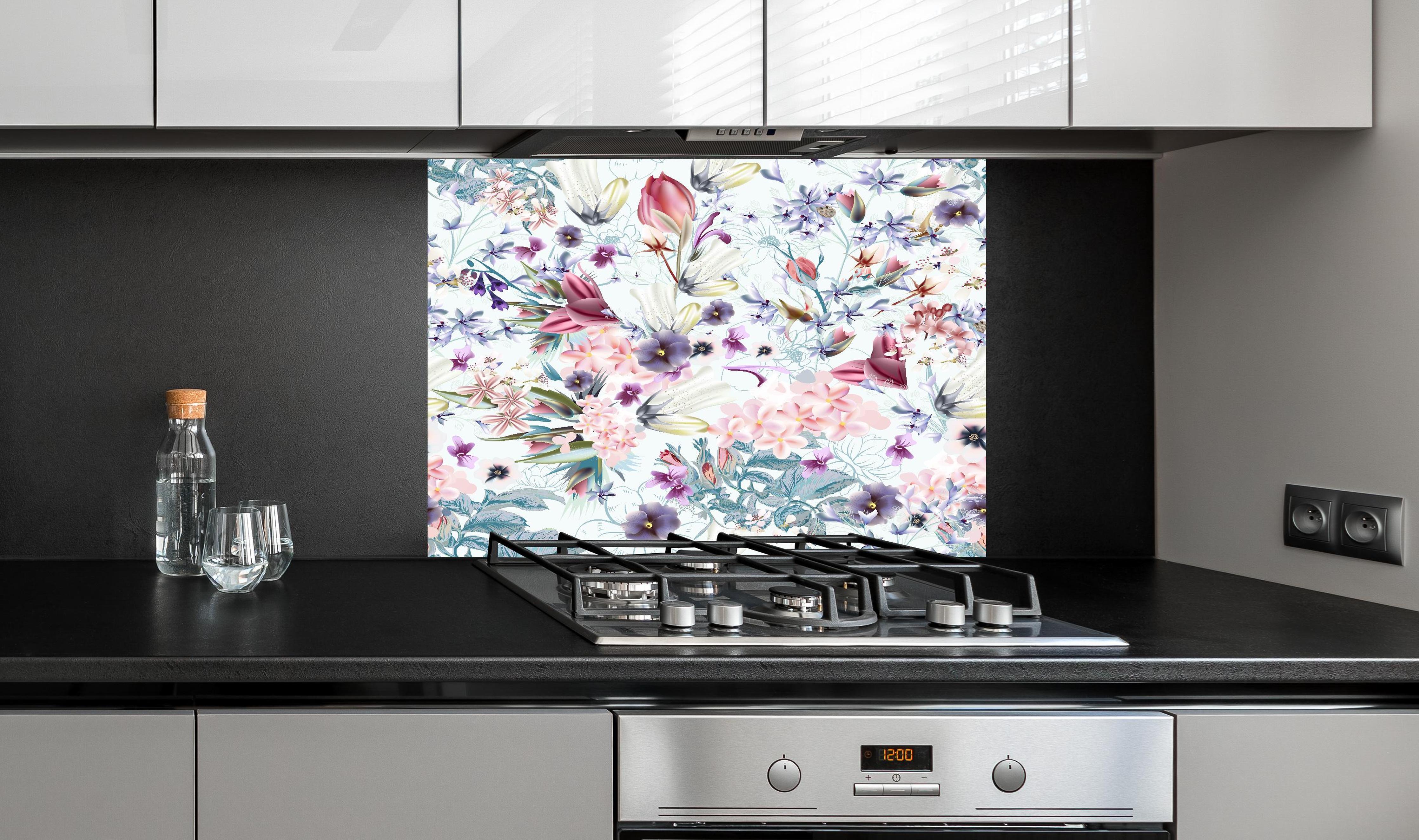 Spritzschutz - Buntes Blumenmuster Pastelltöne Design hinter einem Cerankochfeld zwischen Holz-Kochutensilien
