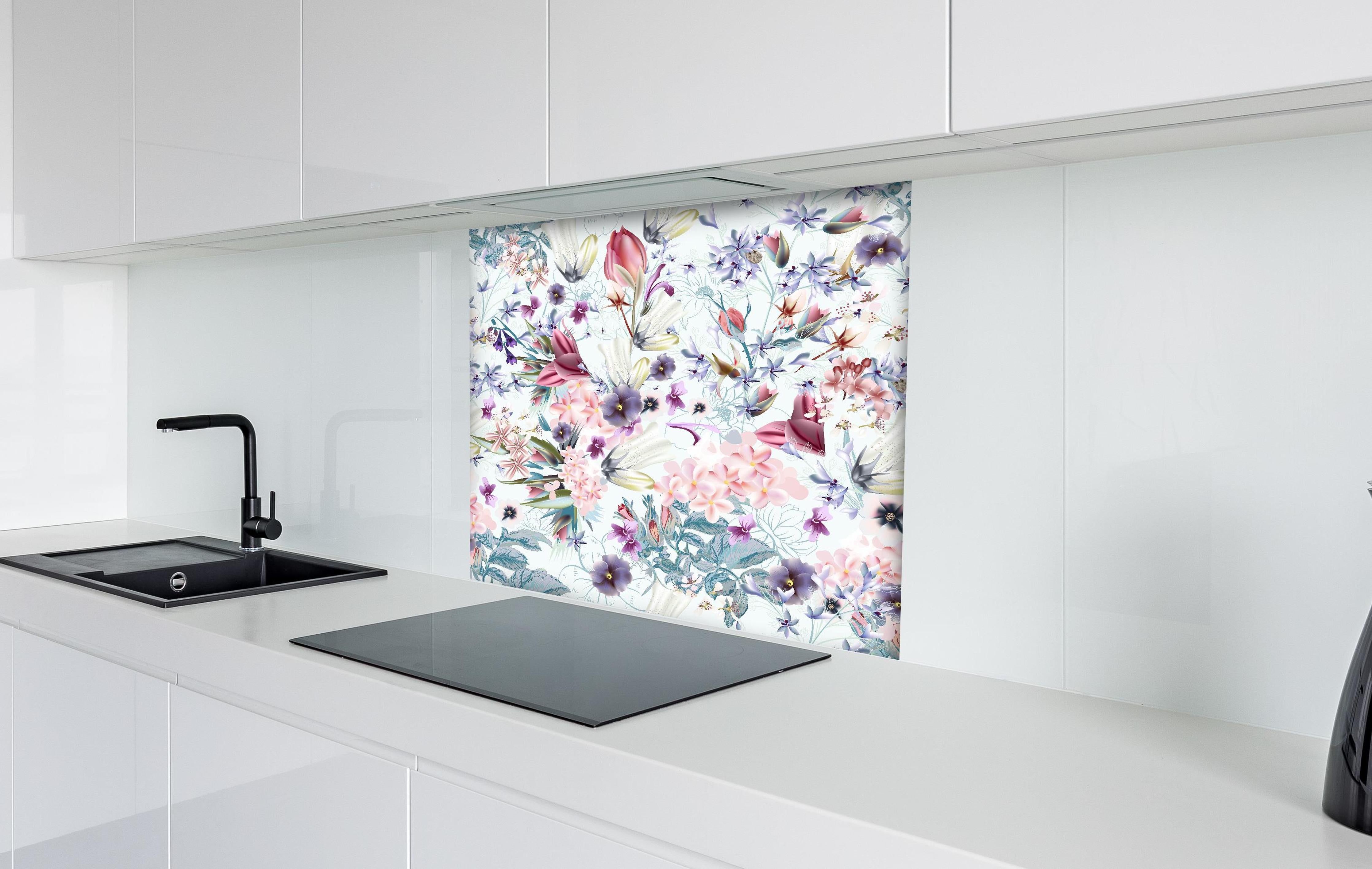 Spritzschutz - Buntes Blumenmuster Pastelltöne Design hinter einem Cerankochfeld zwischen Holz-Kochutensilien
