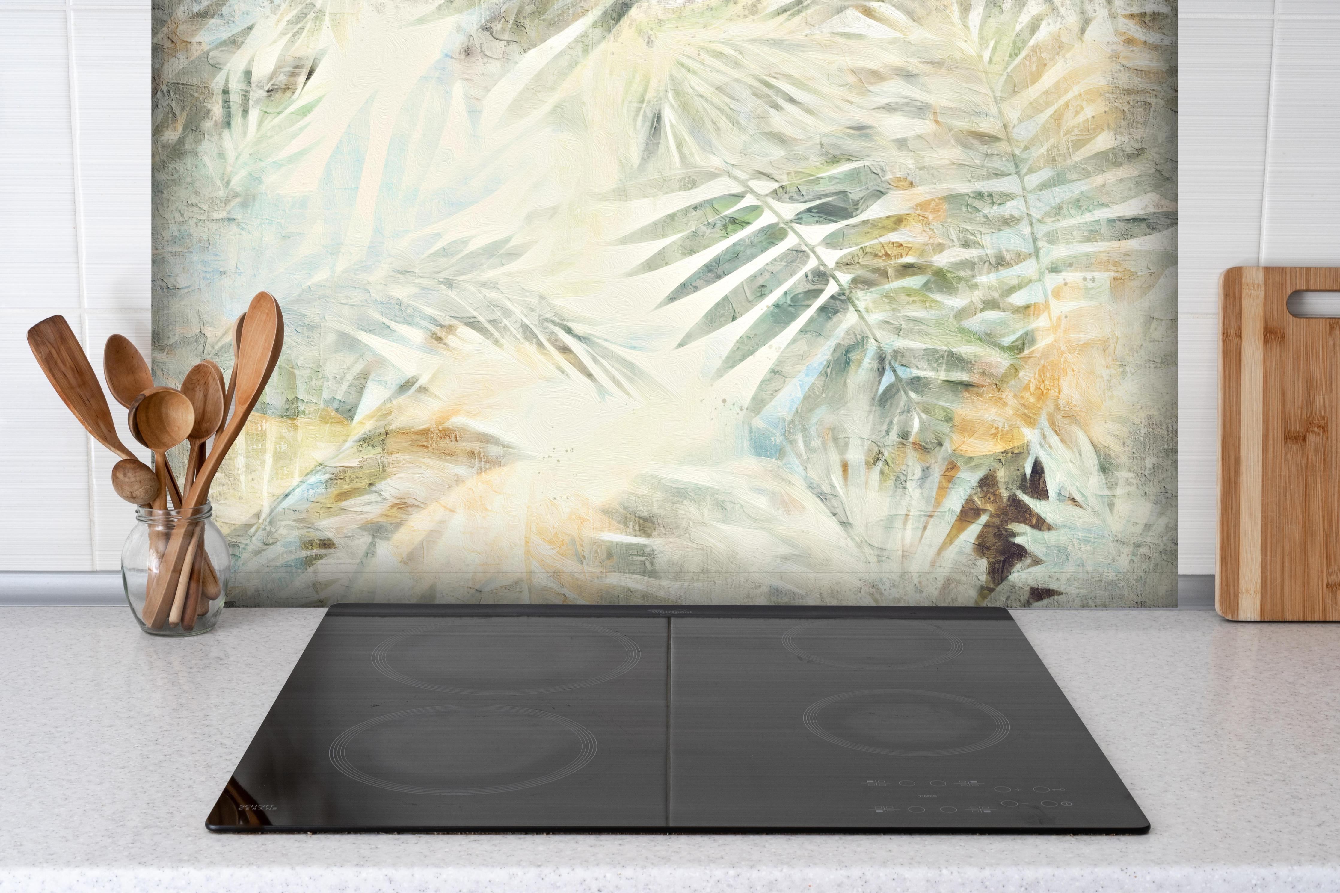 Spritzschutz - Buntes Dschungel Gemälde hinter einem Cerankochfeld zwischen Holz-Kochutensilien
