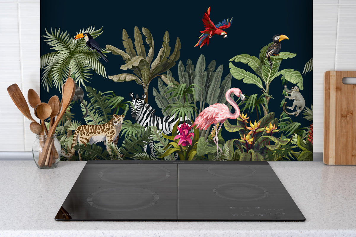 Spritzschutz - Buntes Dschungel Tiermuster Wandbild hinter einem Cerankochfeld zwischen Holz-Kochutensilien
