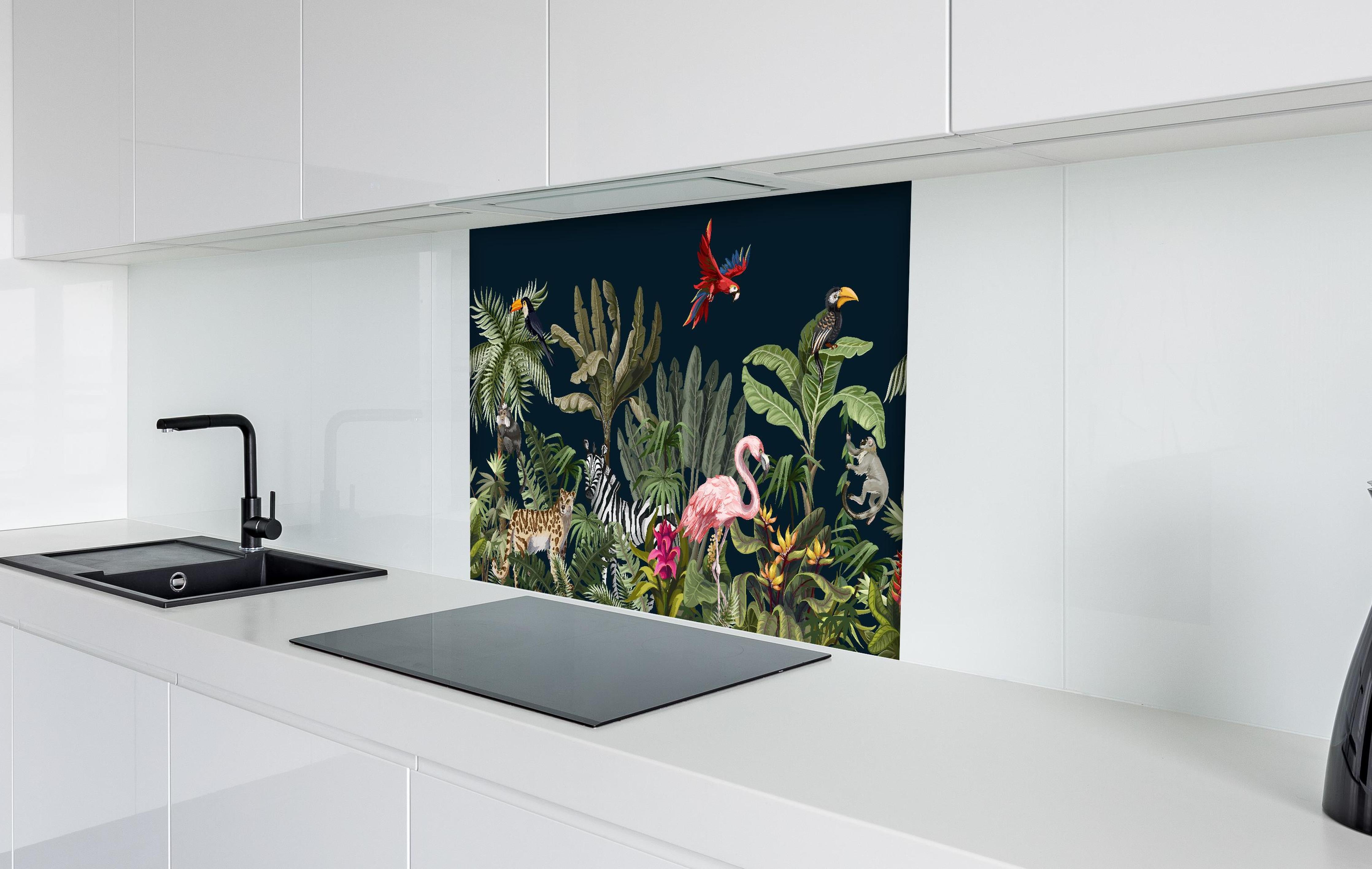 Spritzschutz - Buntes Dschungel Tiermuster Wandbild hinter einem Cerankochfeld zwischen Holz-Kochutensilien
