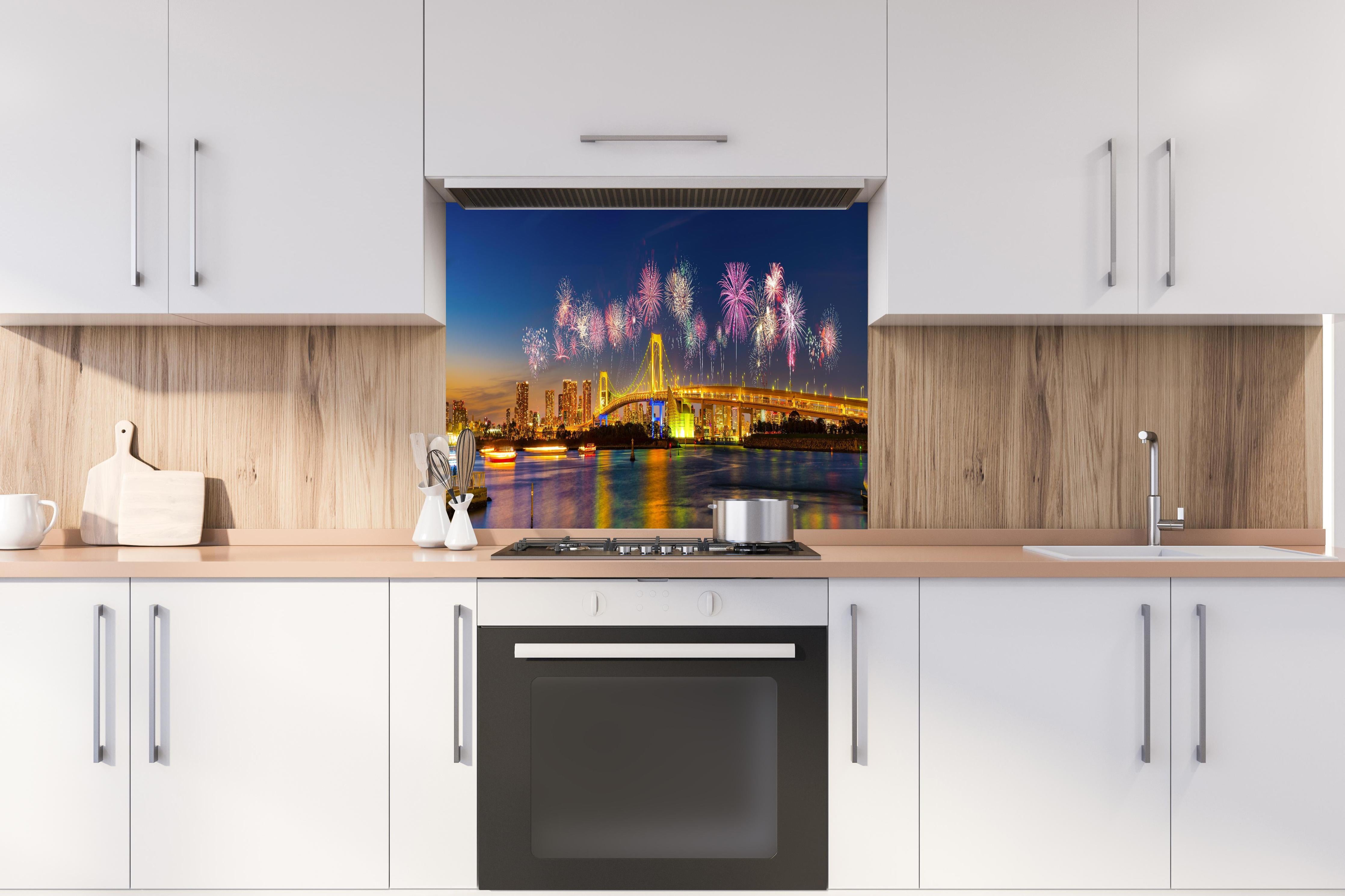 Spritzschutz - Buntes Feuerwerk Tokio Rainbow Bridge hinter einem Cerankochfeld zwischen Holz-Kochutensilien
