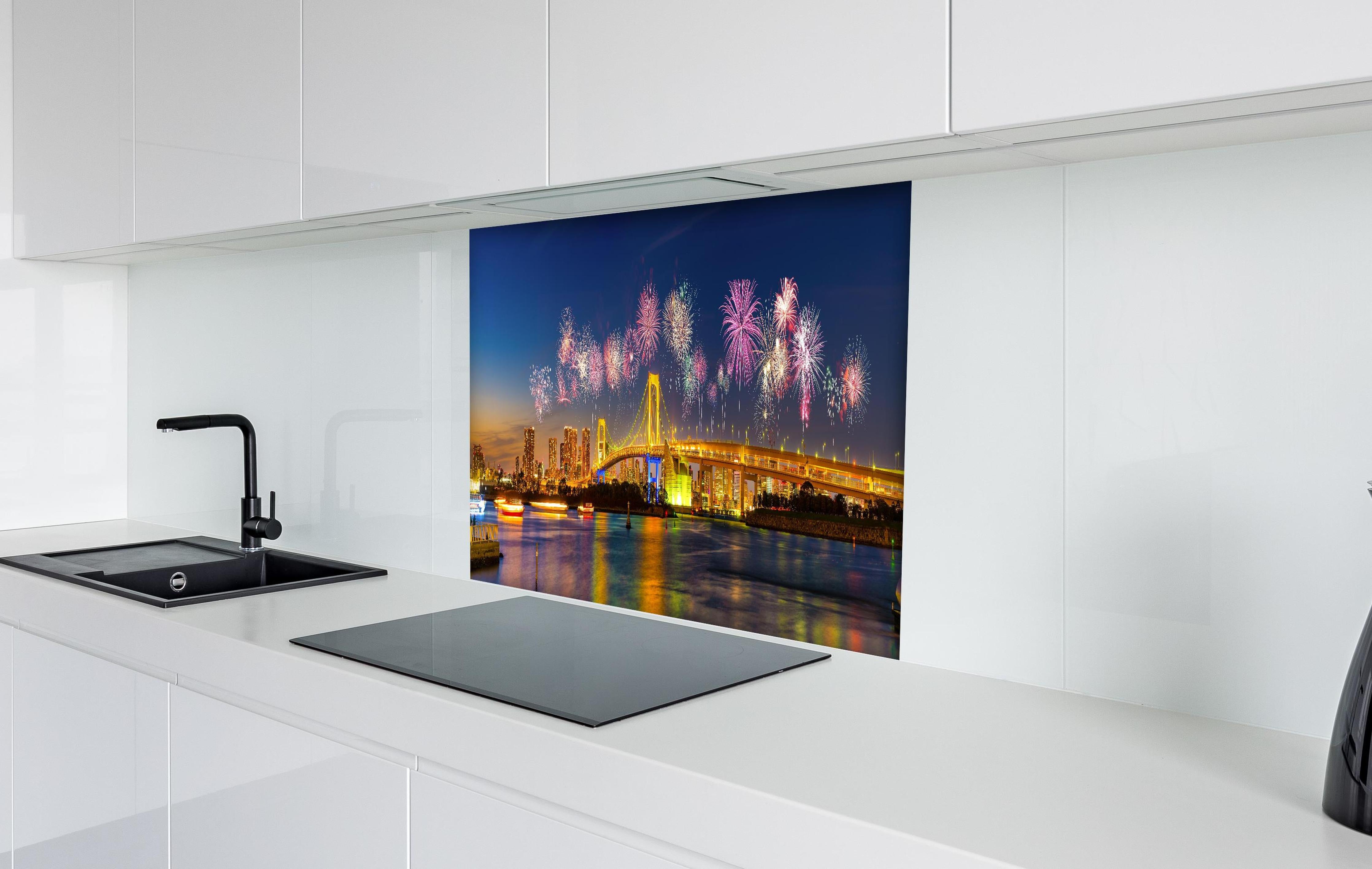 Spritzschutz - Buntes Feuerwerk Tokio Rainbow Bridge hinter einem Cerankochfeld zwischen Holz-Kochutensilien
